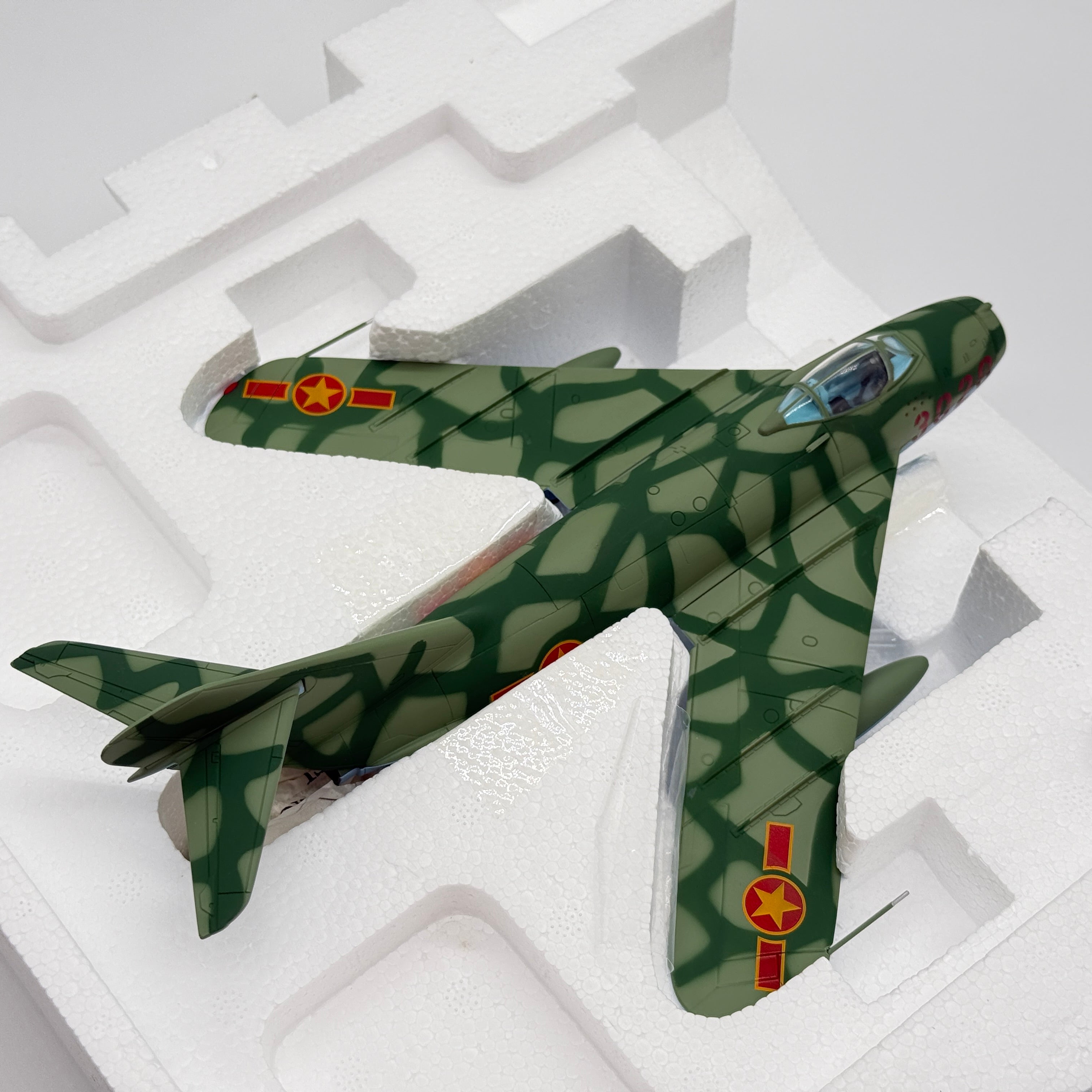 Franklin Mint B11E201 1:48 MiG-17F 3020 North Vietnamese Air Force Colonel Tomb Vietnam War
