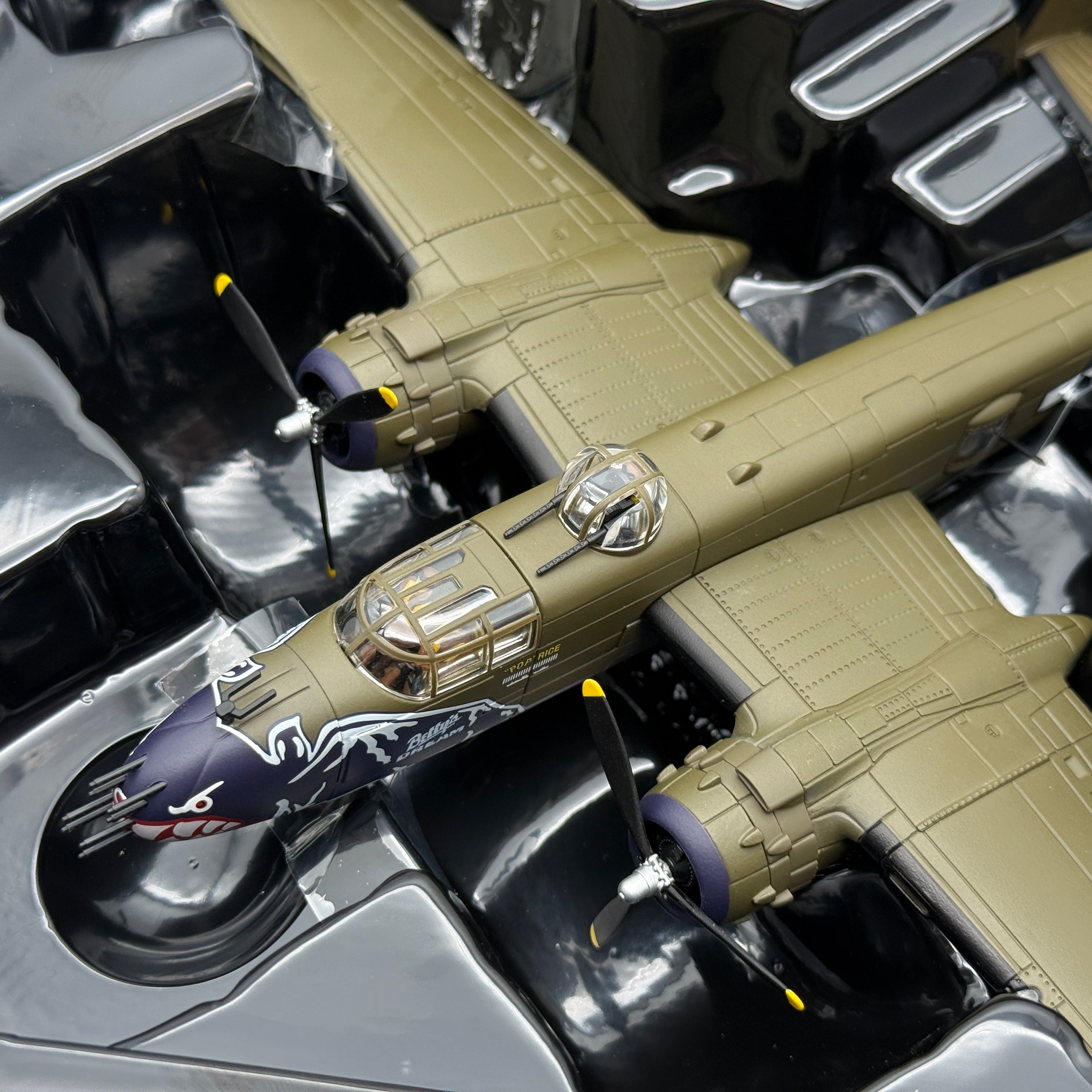 Corgi AA35314 1:72 North American B-25J Mitchell 44-30934 Betty's Dream 499th BS 345th BG Ie Shima Okinawa 1945