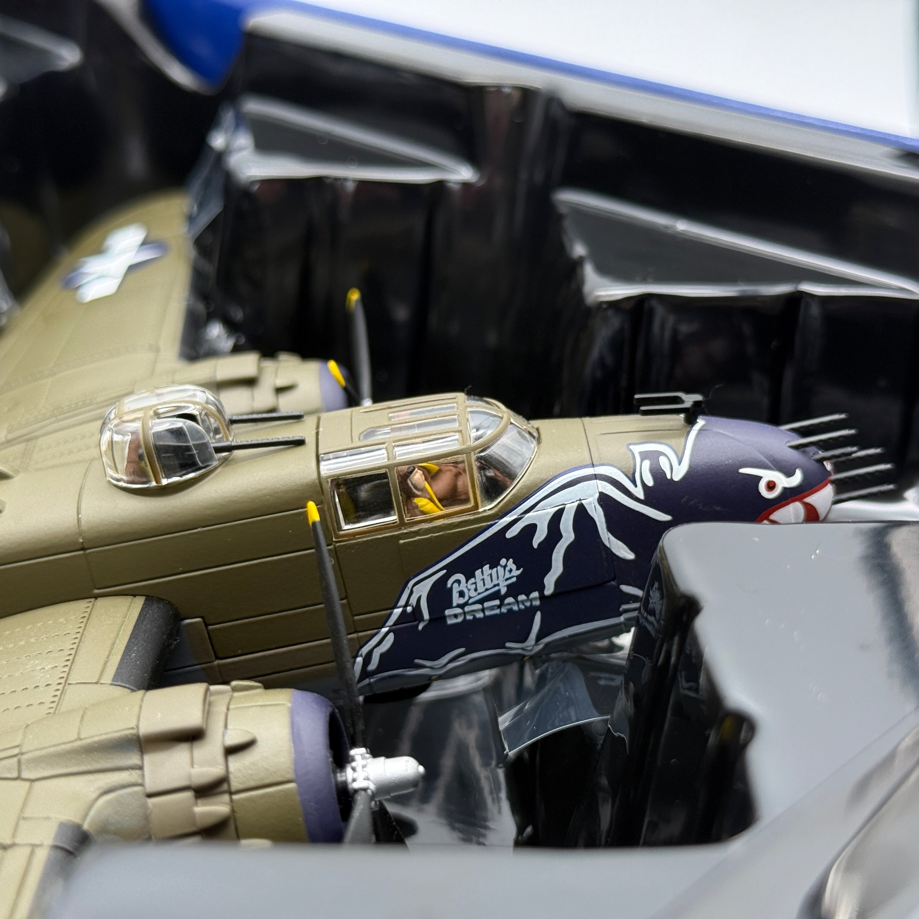 Corgi AA35314 1:72 North American B-25J Mitchell 44-30934 Betty's Dream 499th BS 345th BG Ie Shima Okinawa 1945