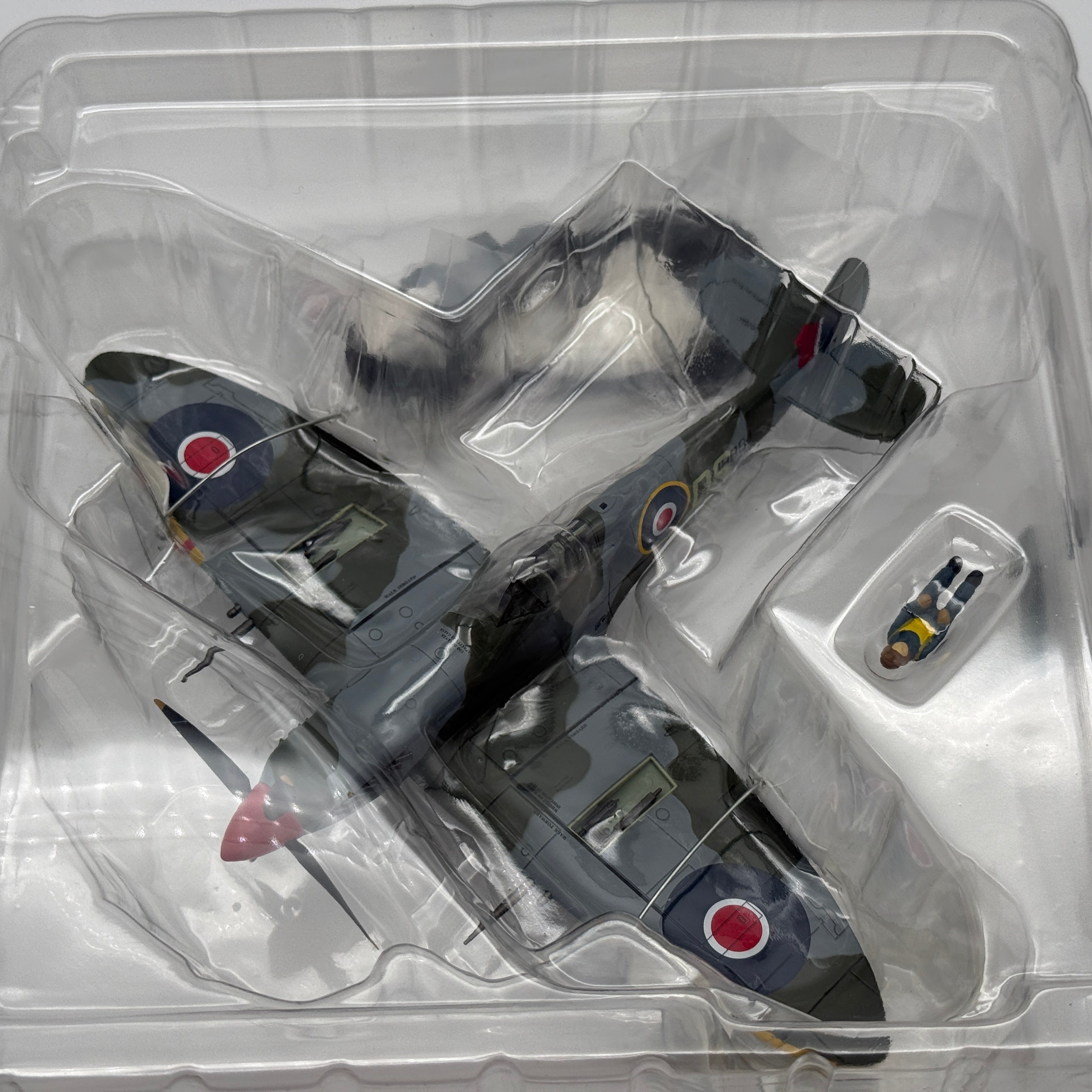 Hobby Master HA8323 1:48 Supermarine Spitfire LF Mk IX MH884 W. Duncan-Smith No.324 Wing RAF Ravenna Italy 1944
