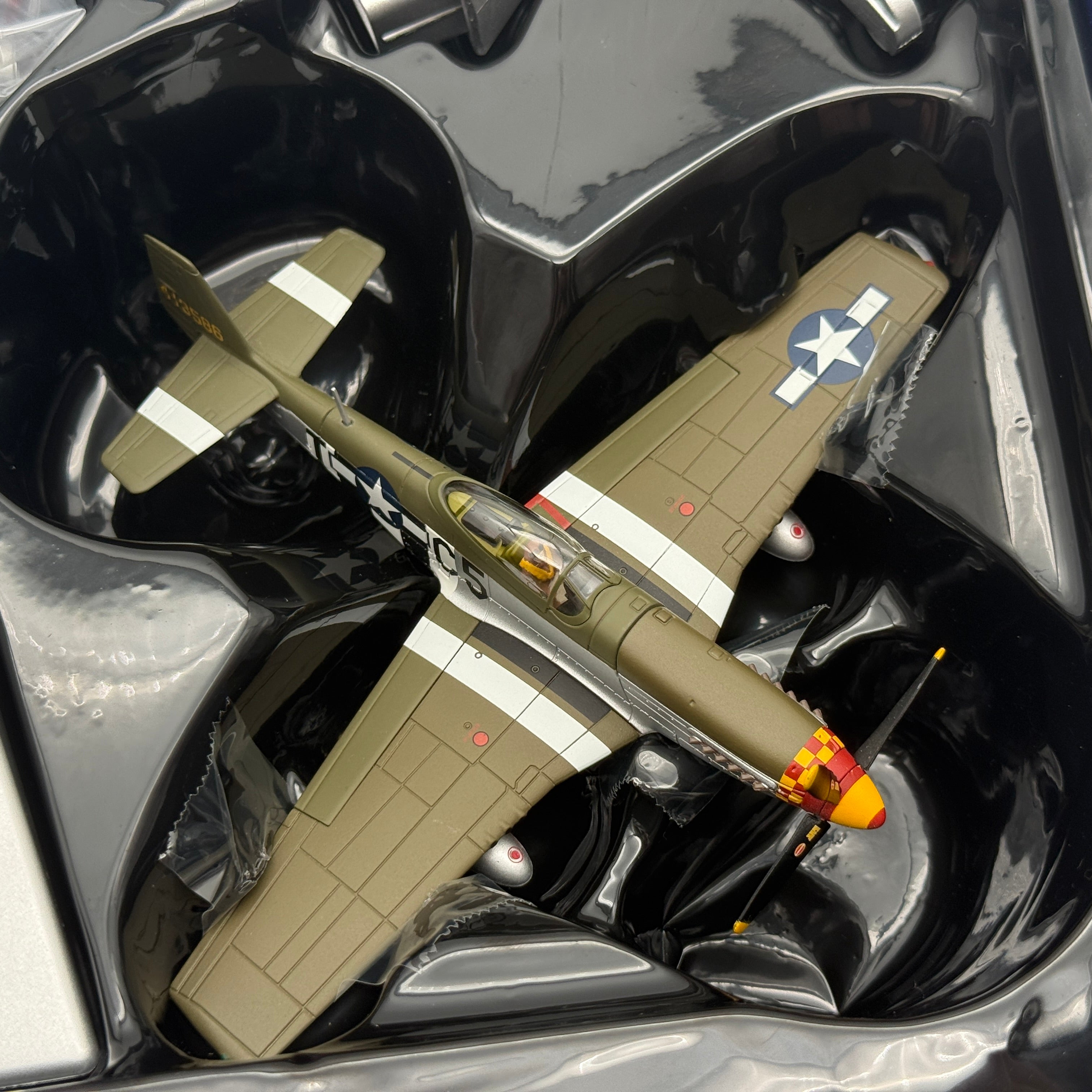Corgi AA27705 1:72 P-51D Mustang Hurry Home Honey Richard Peterson Leiston 1944