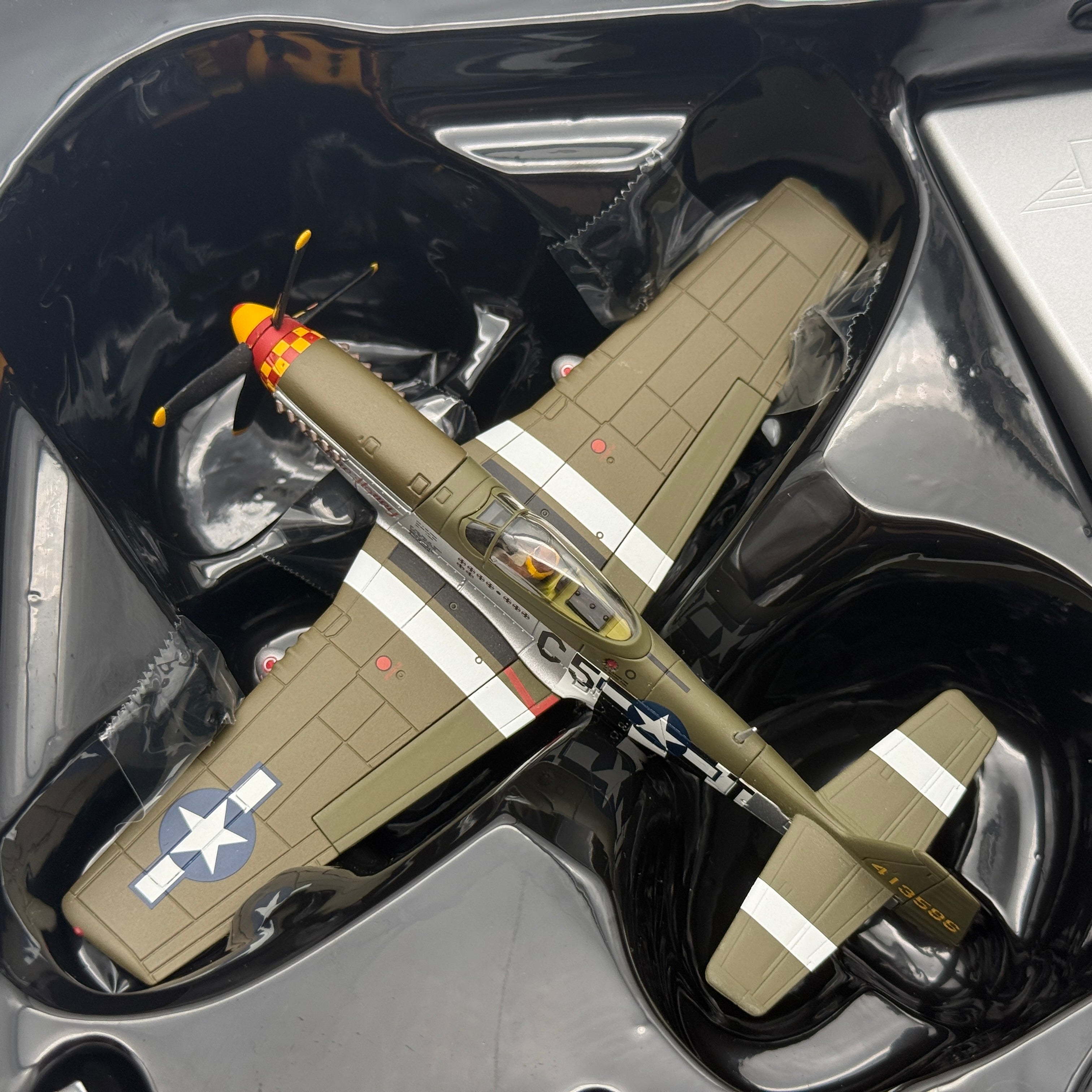 Corgi AA27705 1:72 P-51D Mustang Hurry Home Honey Richard Peterson Leiston 1944