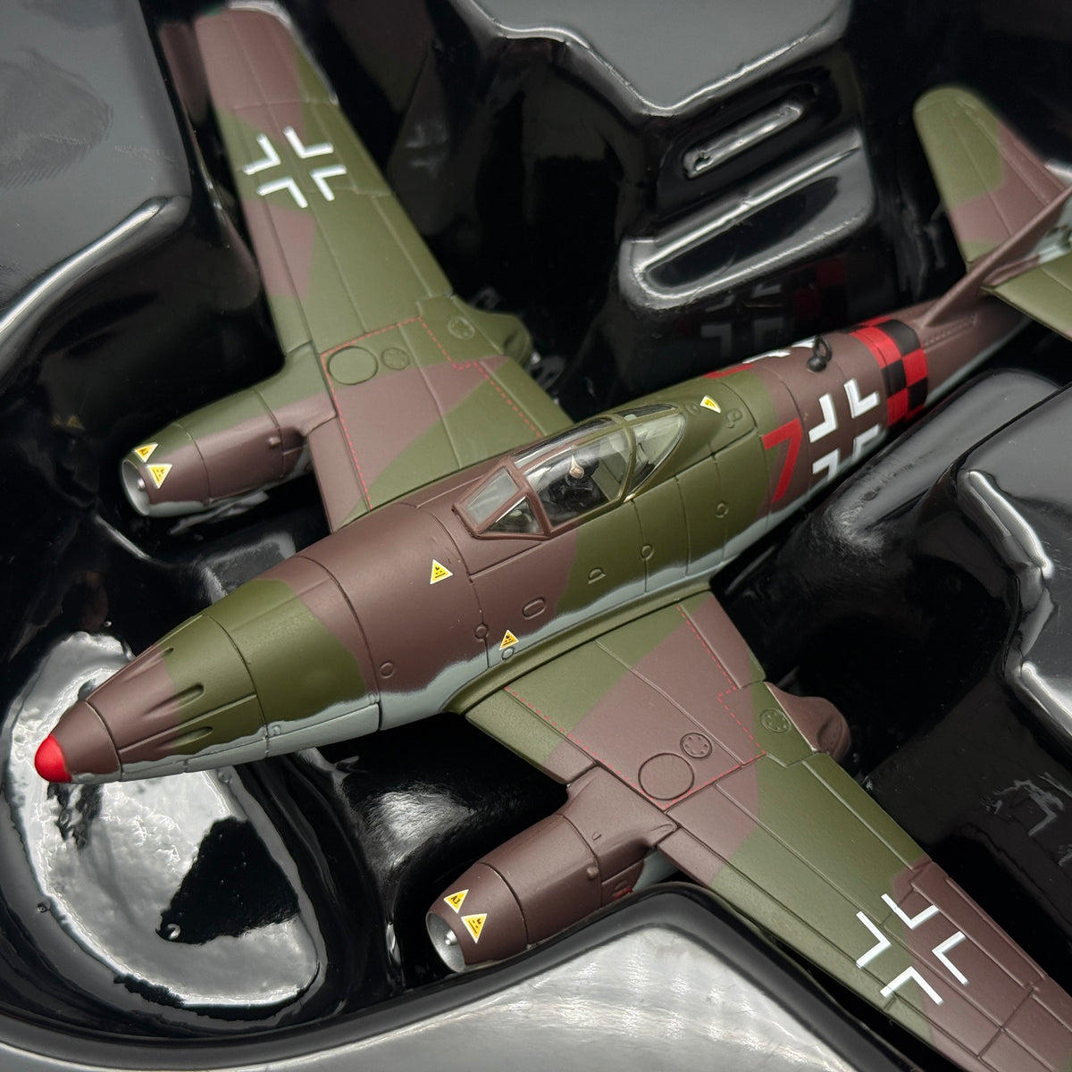 Corgi AA35710 1:72 Messerschmitt Me 262A-1a Red 7 Franz Gapp 8./KG 6 Podersam 1945