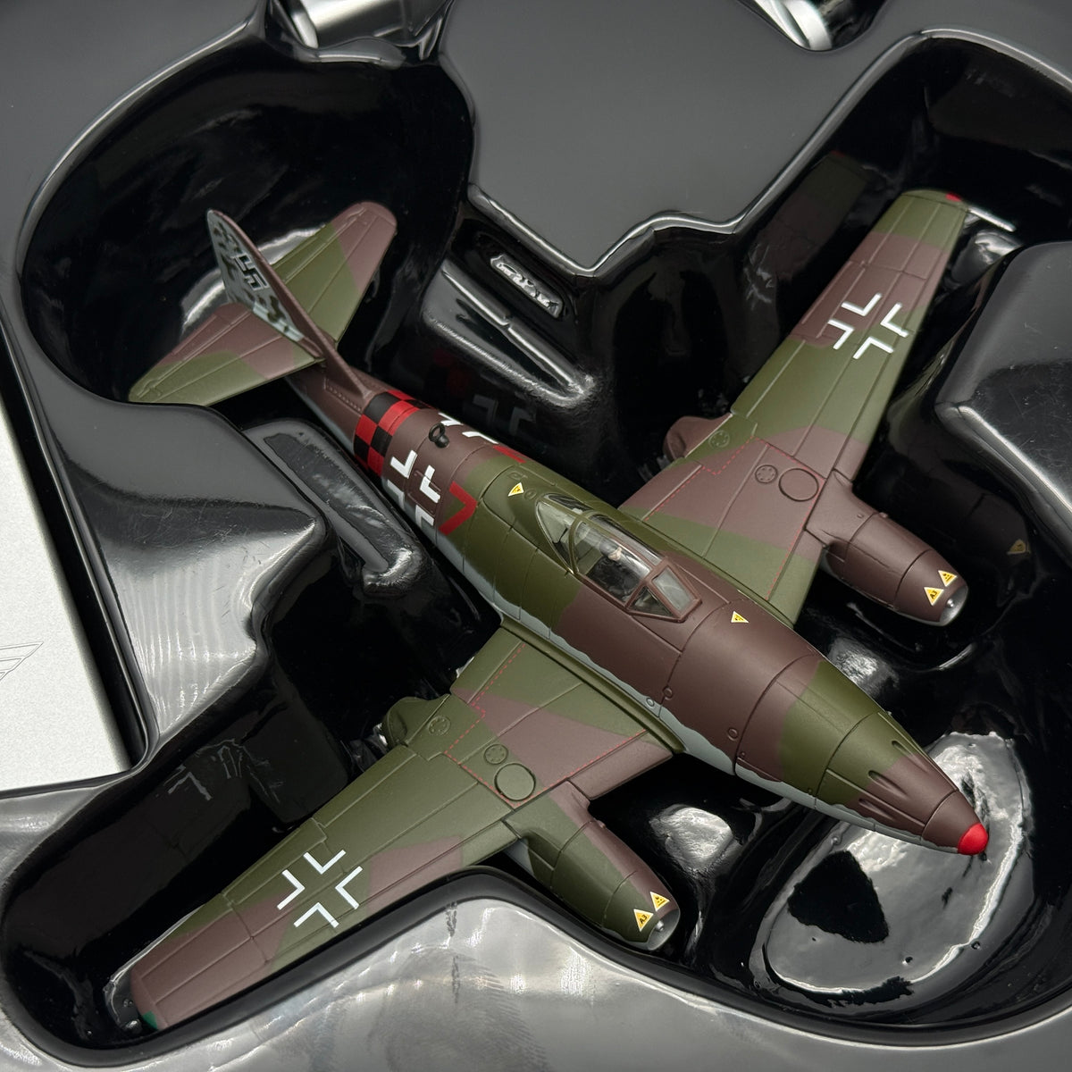 Corgi AA35710 1:72 Messerschmitt Me 262A-1a Red 7 Franz Gapp 8./KG 6 Podersam 1945