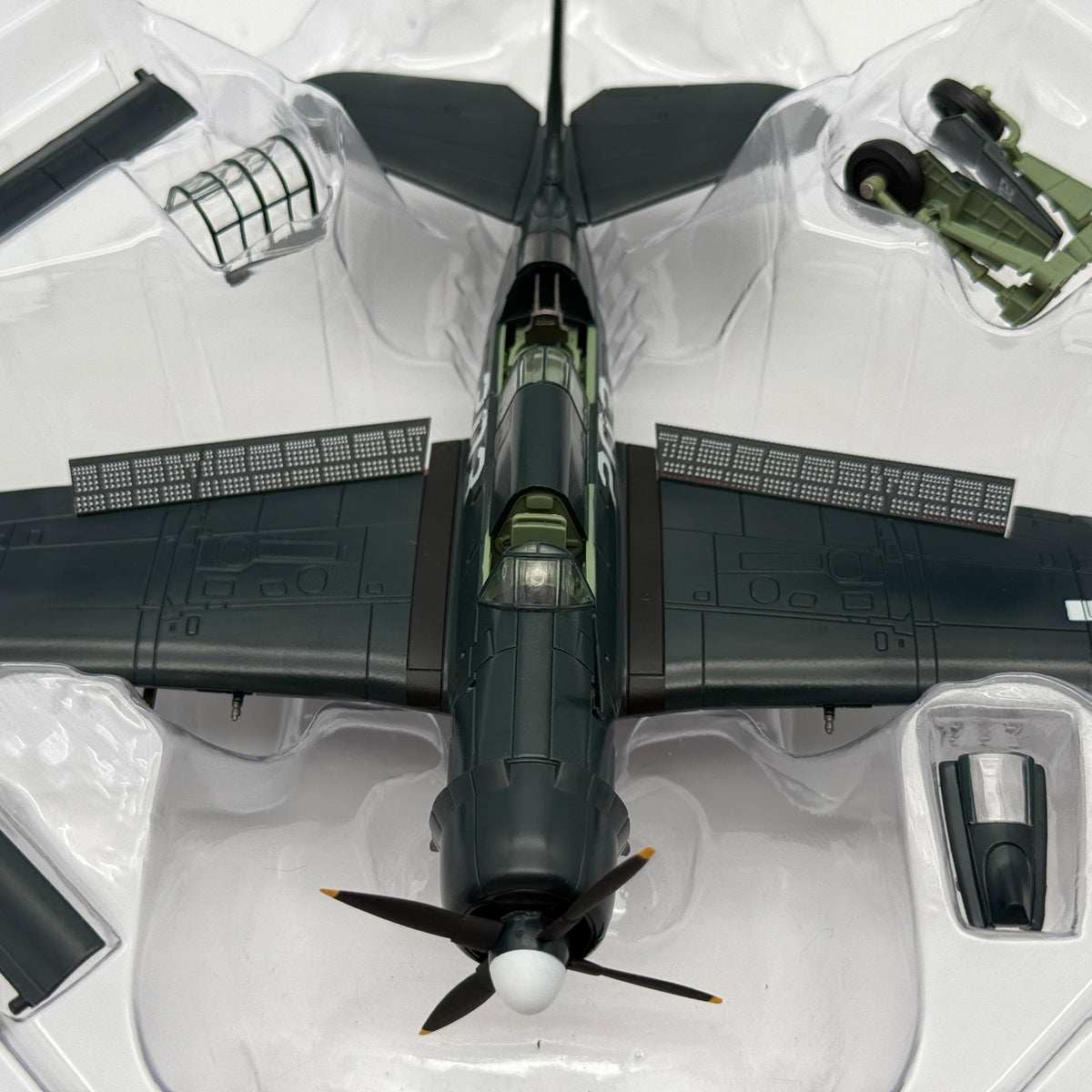 Hobby Master HA2213 1:72 SB2C-4E Helldiver 203 USS Ticonderoga 1945 *ISSUES*