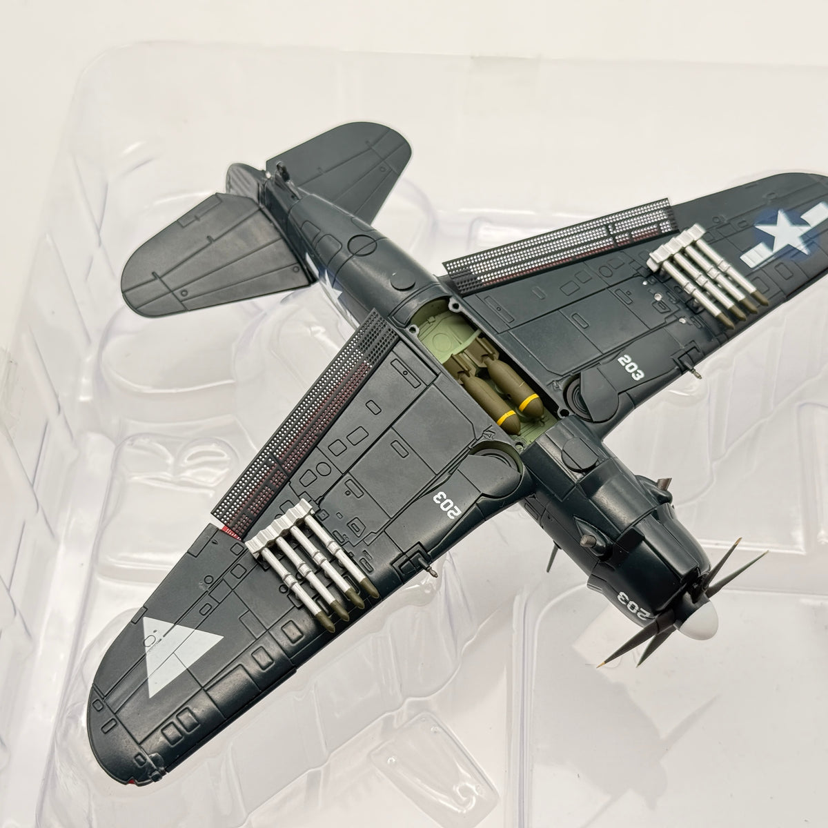 Hobby Master HA2213 1:72 SB2C-4E Helldiver 203 USS Ticonderoga 1945 *ISSUES*