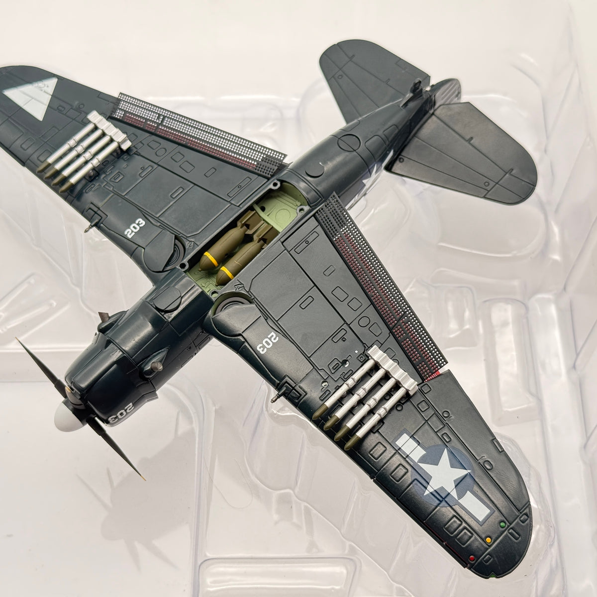 Hobby Master HA2213 1:72 SB2C-4E Helldiver 203 USS Ticonderoga 1945 *ISSUES*