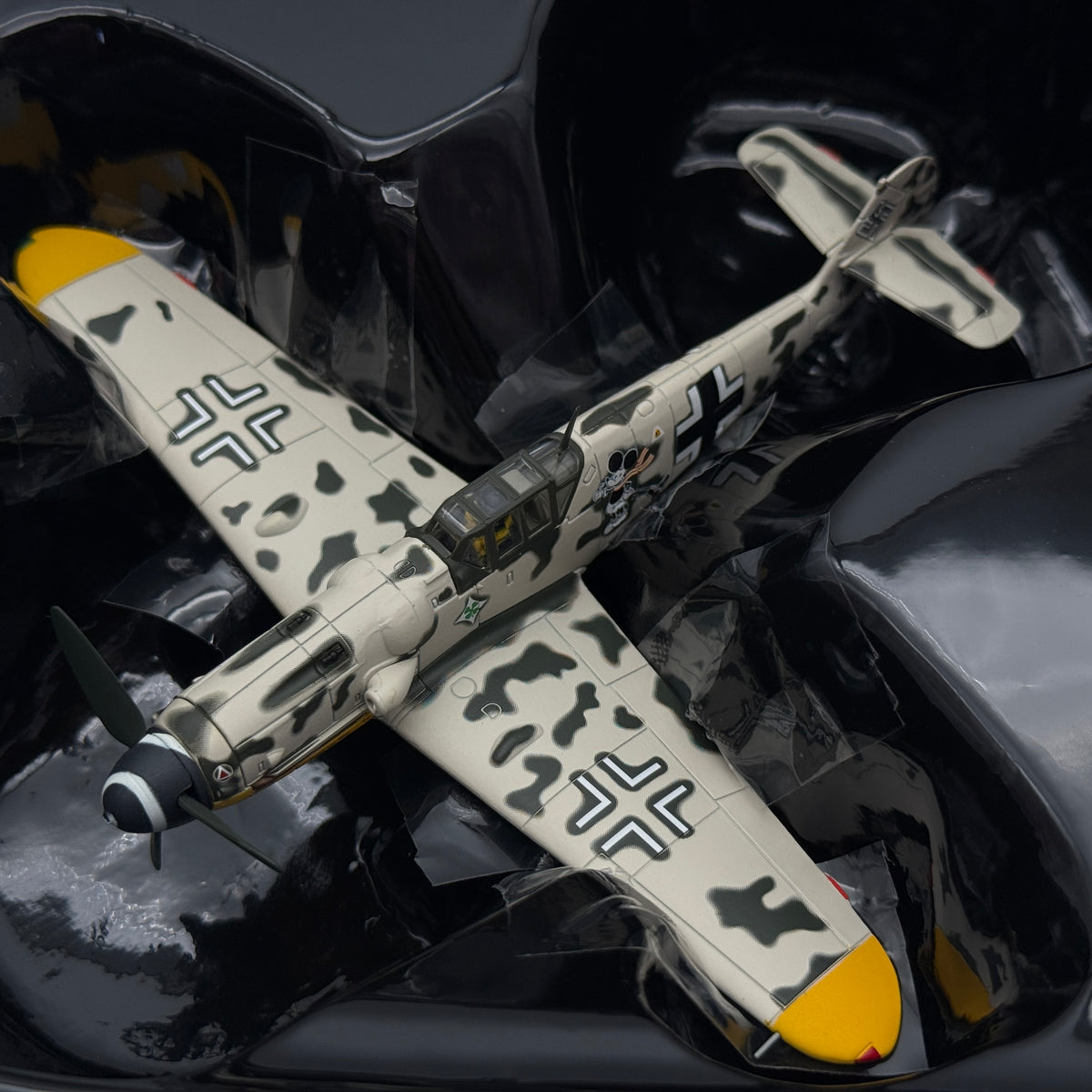 Corgi AA27110 1:72 Messerschmitt Bf 109G-6 Black Double Chevron Carganico 1944