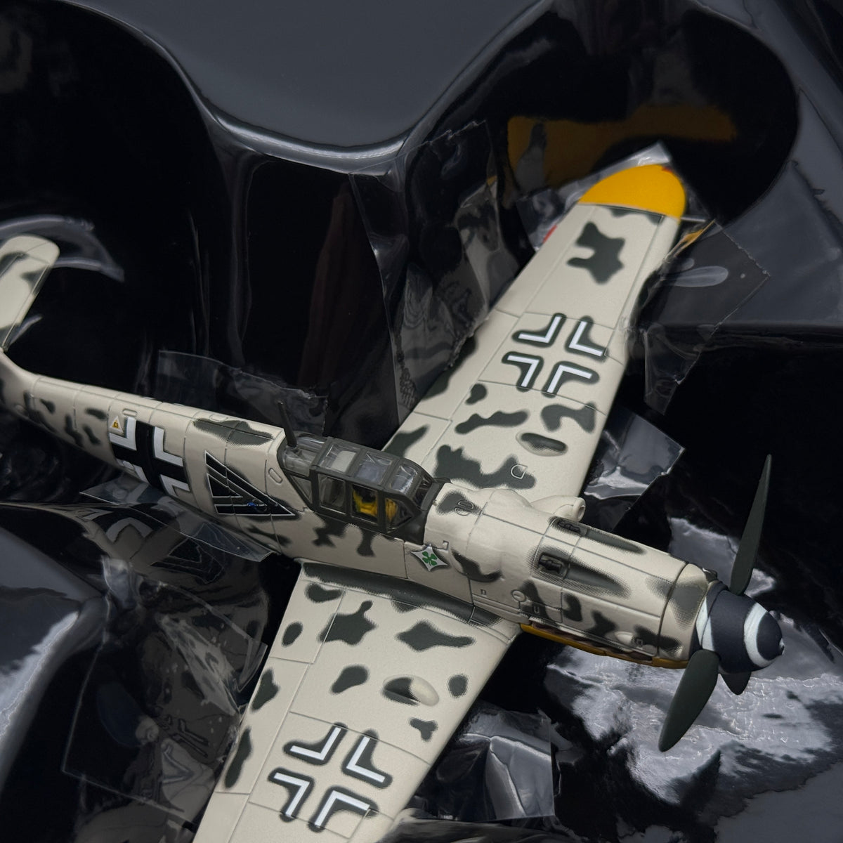 Corgi AA27110 1:72 Messerschmitt Bf 109G-6 Black Double Chevron Carganico 1944