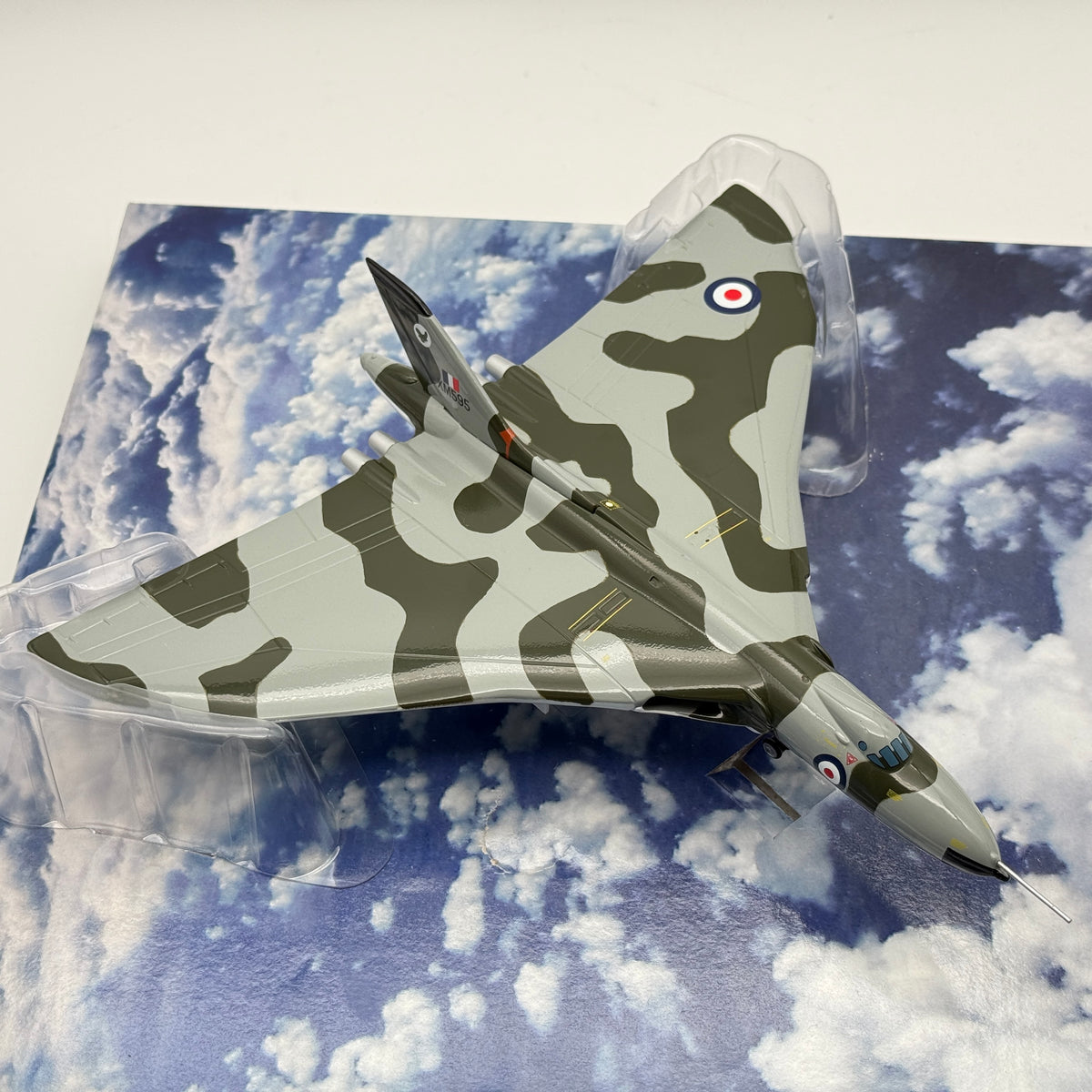 Corgi AA31204 1:144 Avro Vulcan B.2 XM595 No.27 Sqn RAF Waddington 1971