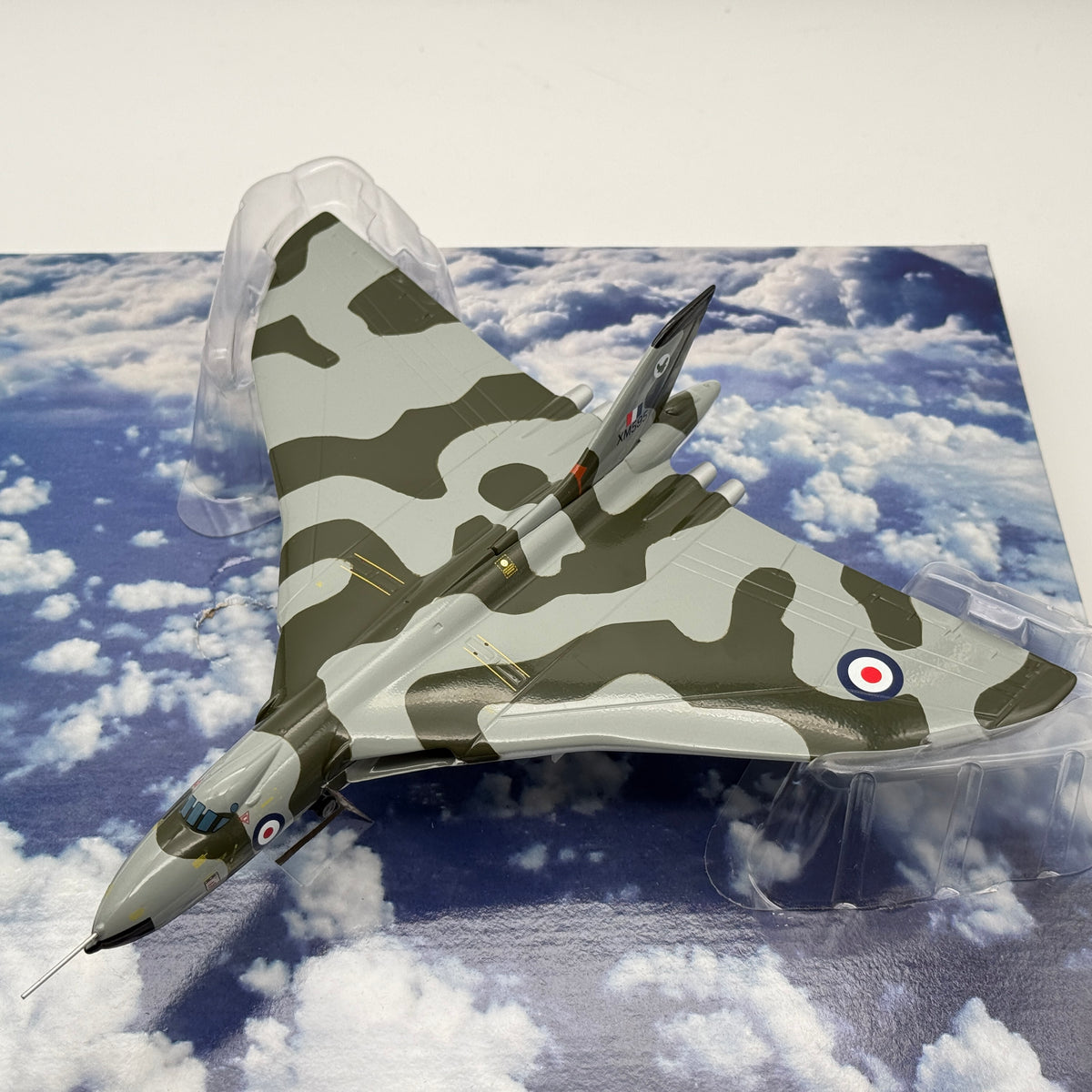Corgi AA31204 1:144 Avro Vulcan B.2 XM595 No.27 Sqn RAF Waddington 1971