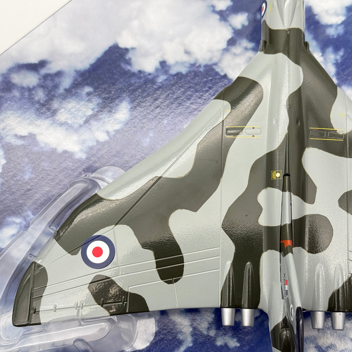 Corgi AA31204 1:144 Avro Vulcan B.2 XM595 No.27 Sqn RAF Waddington 1971