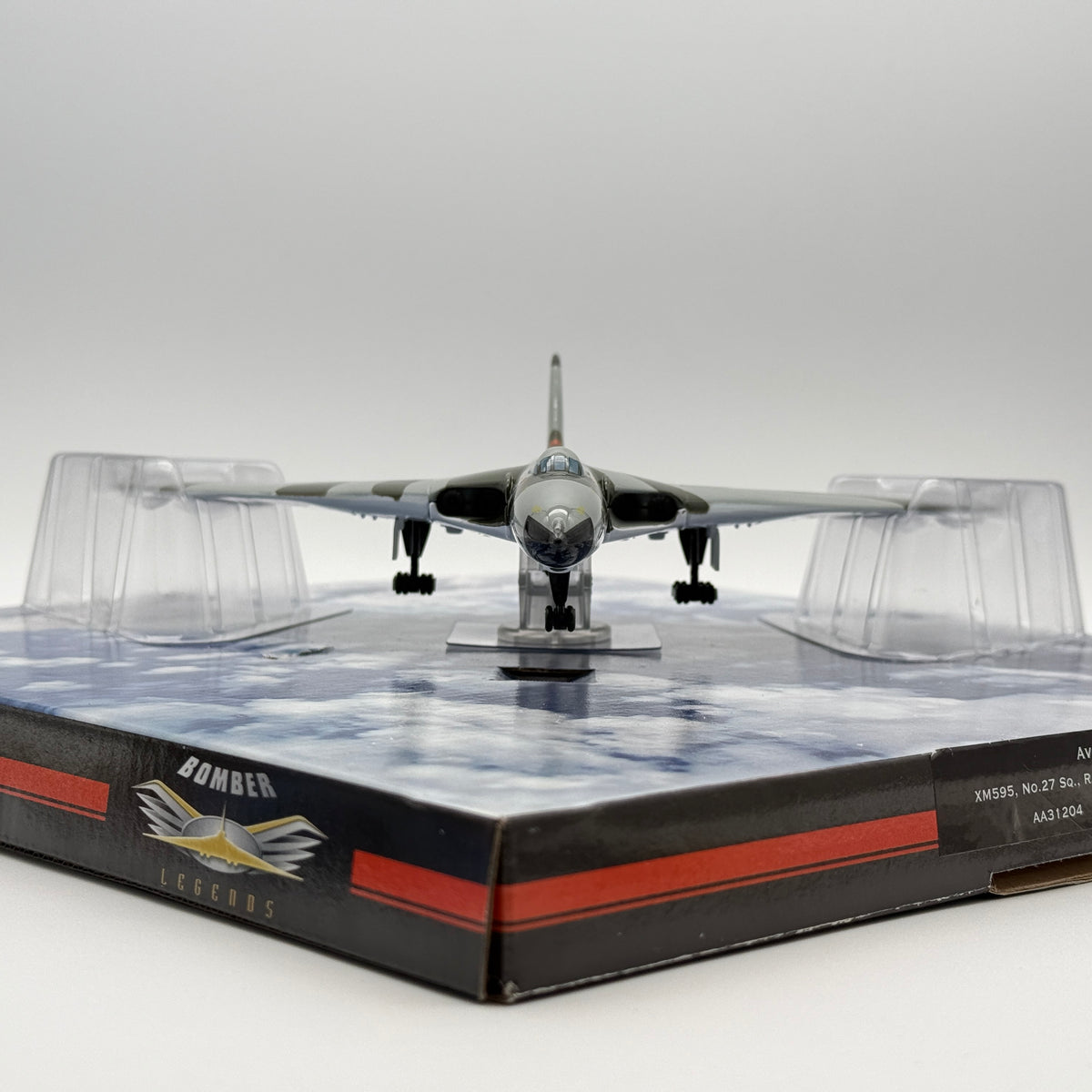 Corgi AA31204 1:144 Avro Vulcan B.2 XM595 No.27 Sqn RAF Waddington 1971
