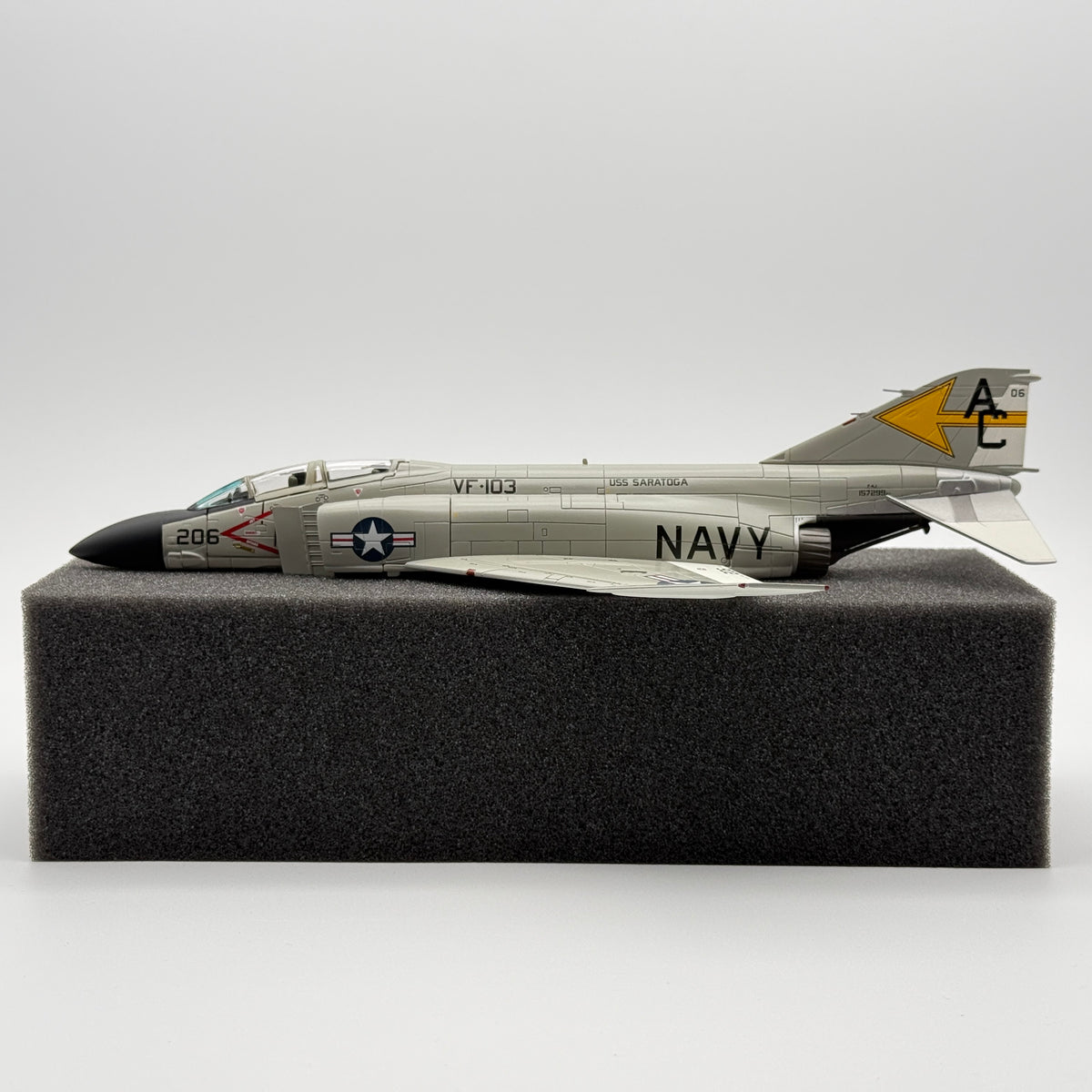 Hobby Master HA19015 1:72 F-4J Phantom 157299 VF-103 Sluggers USS Saratoga 1971