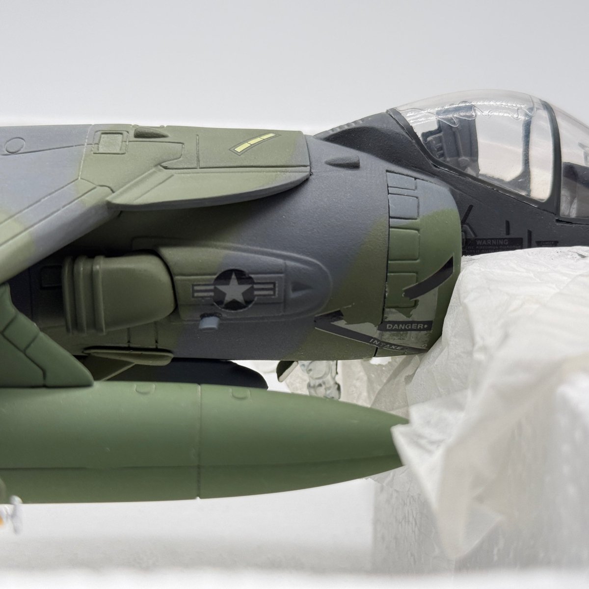Armour Collection 98052 1:48 AV - 8B Harrier II US Marines Low - Viz - Franklin Mint