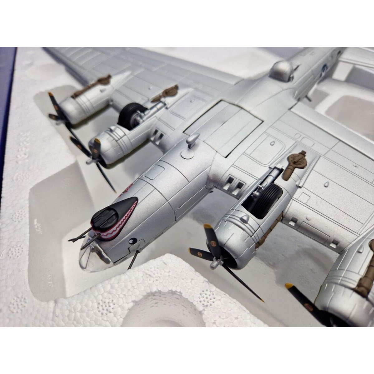 Corgi Aviation Archive 1:72 Boeing B - 17G Flying Fortress Flak Eater Limited Edition AA33318 - Corgi