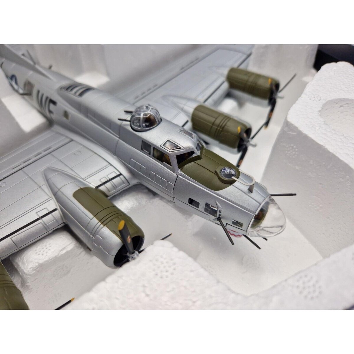 Corgi Aviation Archive 1:72 Boeing B - 17G Flying Fortress Flak Eater Limited Edition AA33318 - Corgi