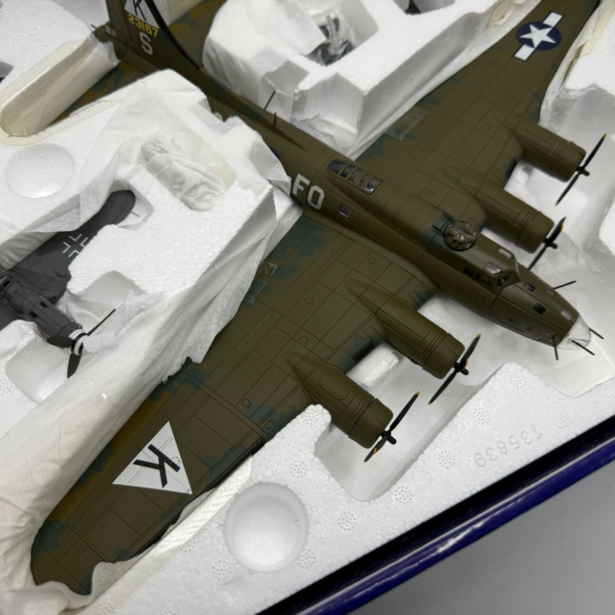 Corgi 1:72 AA39915 B - 17 Flying Fortress "Ye Olde Pub" & BF109G - 6 Franz Stigler - Corgi
