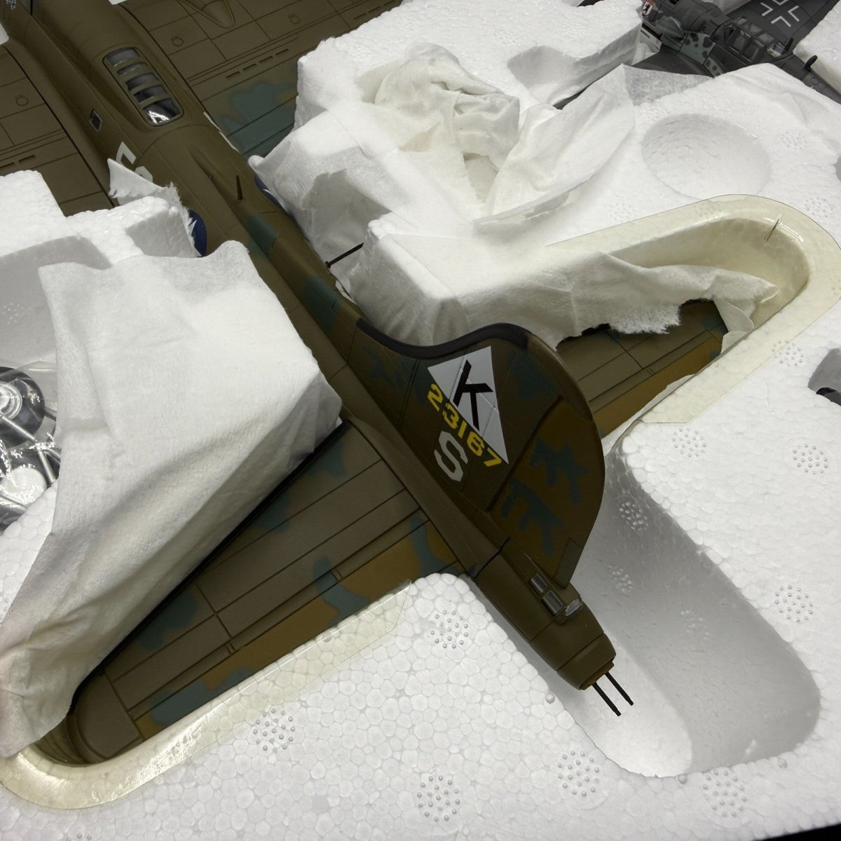 Corgi 1:72 AA39915 B - 17 Flying Fortress "Ye Olde Pub" & BF109G - 6 Franz Stigler - Corgi