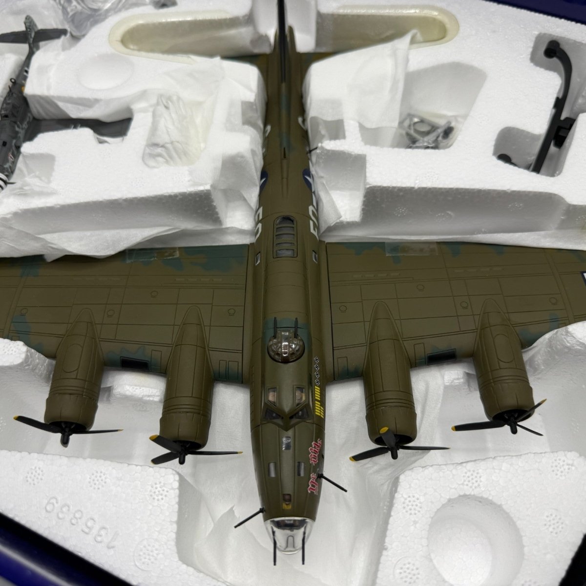 Corgi 1:72 AA39915 B - 17 Flying Fortress "Ye Olde Pub" & BF109G - 6 Franz Stigler - Corgi