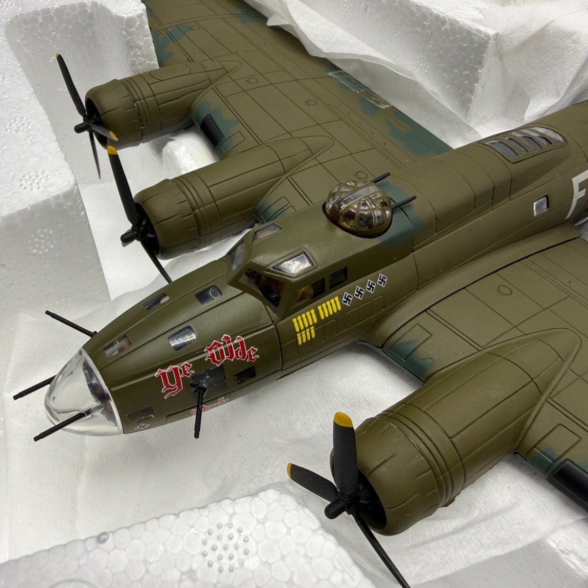 Corgi 1:72 AA39915 B - 17 Flying Fortress "Ye Olde Pub" & BF109G - 6 Franz Stigler - Corgi