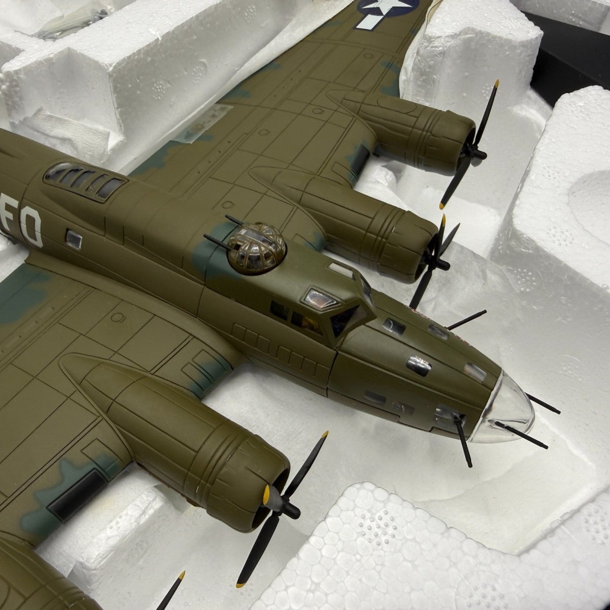 Corgi 1:72 AA39915 B - 17 Flying Fortress "Ye Olde Pub" & BF109G - 6 Franz Stigler - Corgi
