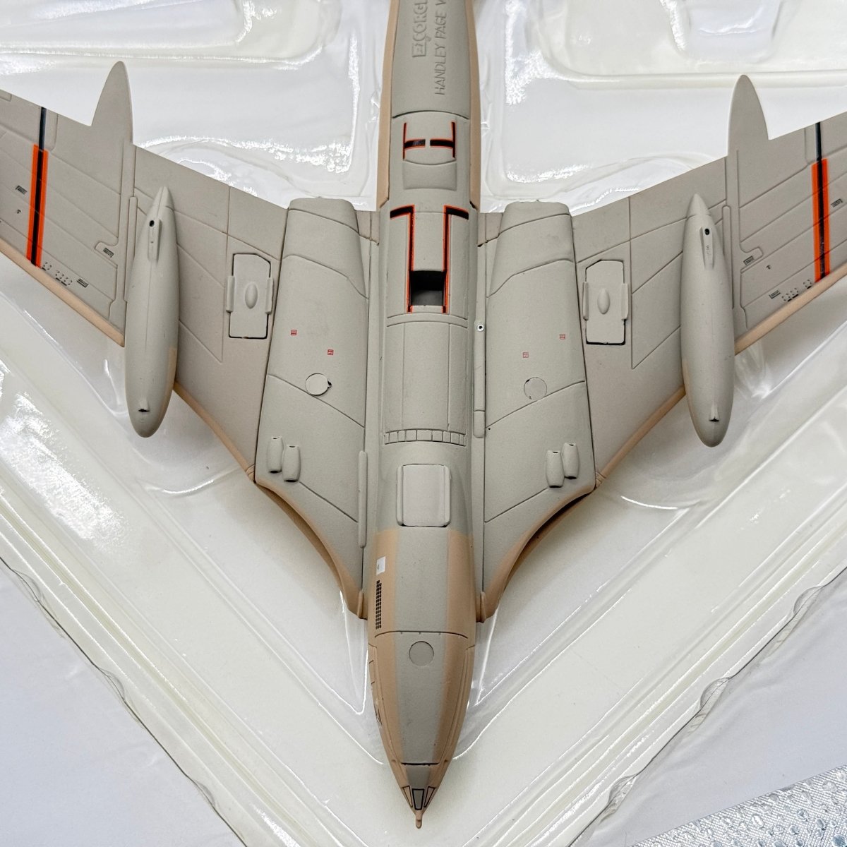 Corgi 48701 1:144 Handley Page Victor K.2 RAF No.55 Sqn XM715 Teasin' Tina Bahrain 1991 - Corgi
