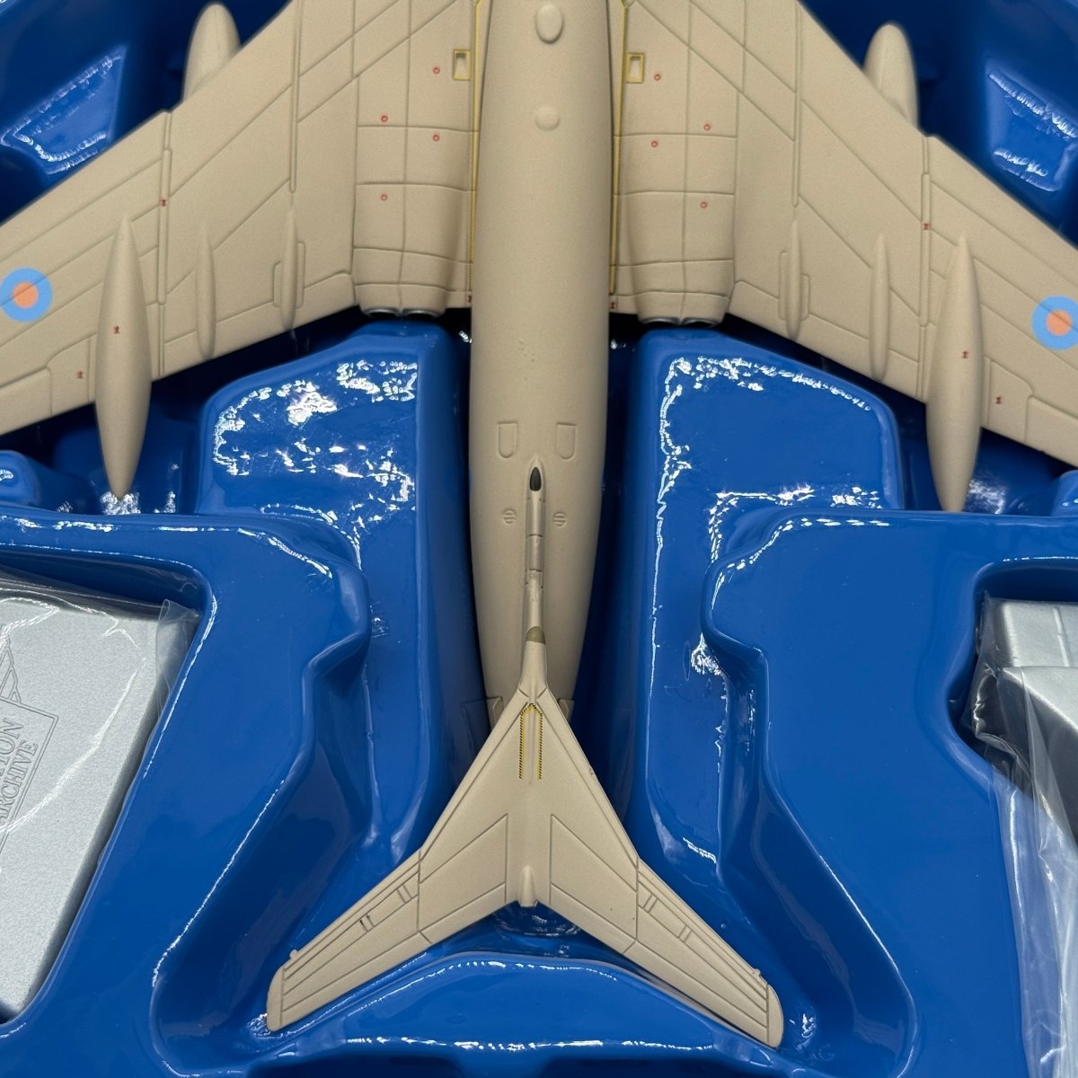 Corgi 48701 1:144 Handley Page Victor K.2 RAF No.55 Sqn XM715 Teasin' Tina Bahrain 1991 - Corgi