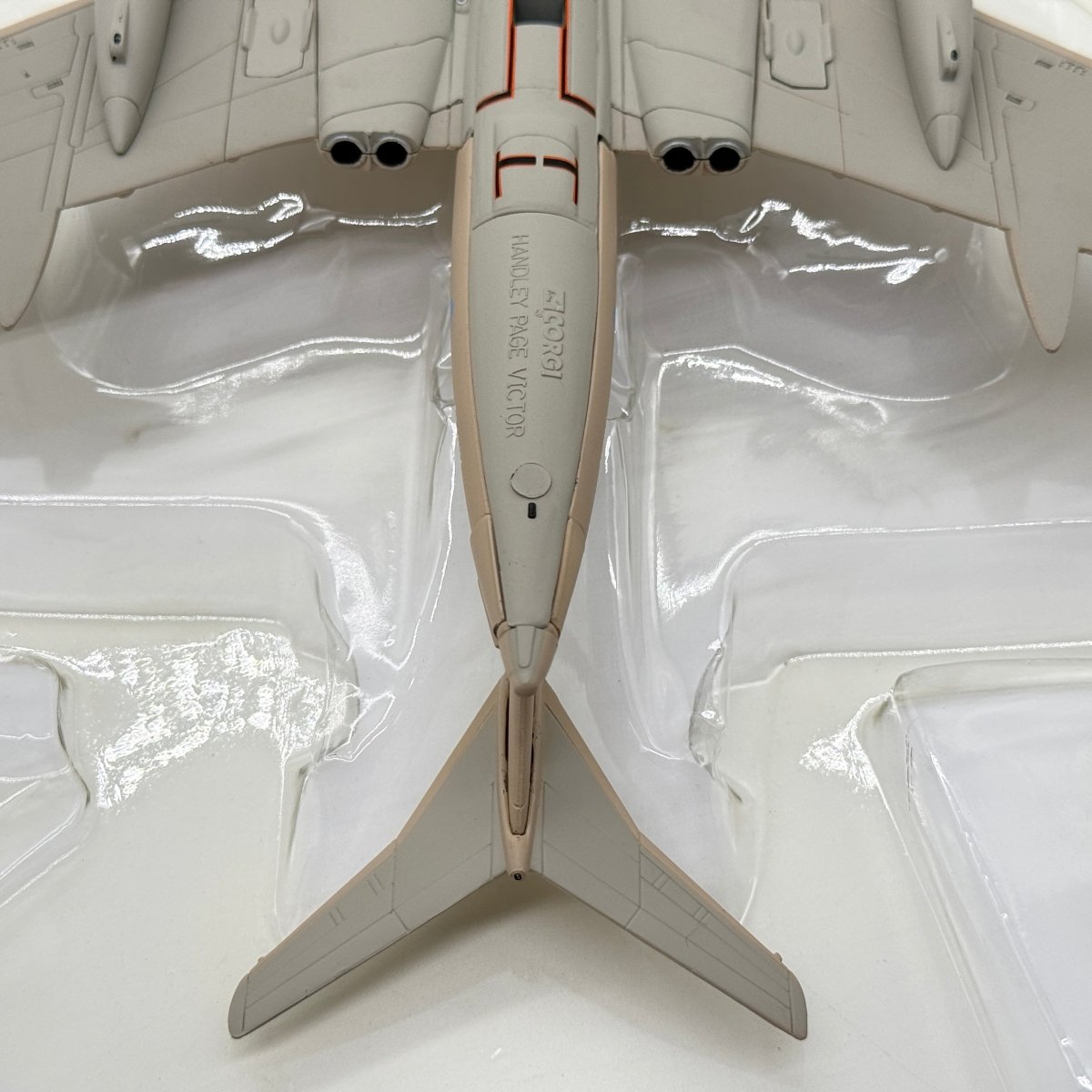 Corgi 48701 1:144 Handley Page Victor K.2 RAF No.55 Sqn XM715 Teasin' Tina Bahrain 1991 - Corgi