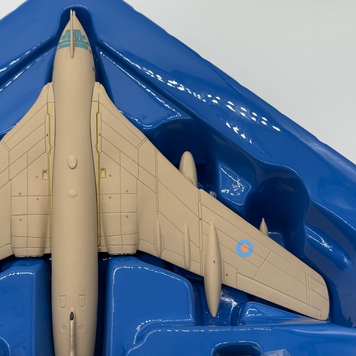 Corgi 48701 1:144 Handley Page Victor K.2 RAF No.55 Sqn XM715 Teasin' Tina Bahrain 1991 - Corgi