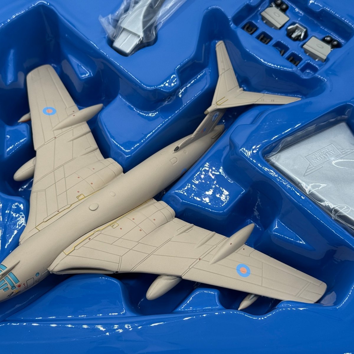 Corgi 48701 1:144 Handley Page Victor K.2 RAF No.55 Sqn XM715 Teasin' Tina Bahrain 1991 - Corgi