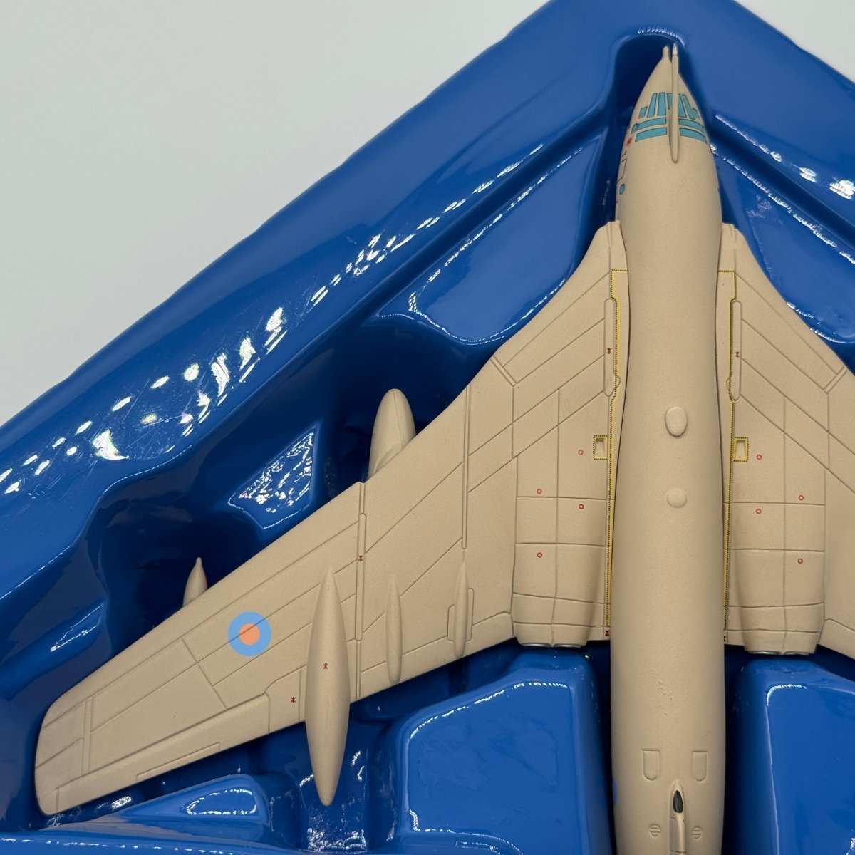 Corgi 48701 1:144 Handley Page Victor K.2 RAF No.55 Sqn XM715 Teasin' Tina Bahrain 1991 - Corgi