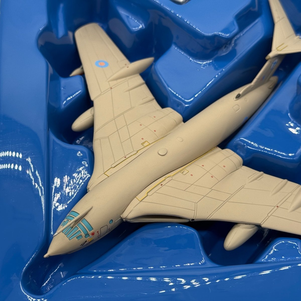 Corgi 48701 1:144 Handley Page Victor K.2 RAF No.55 Sqn XM715 Teasin' Tina Bahrain 1991 - Corgi