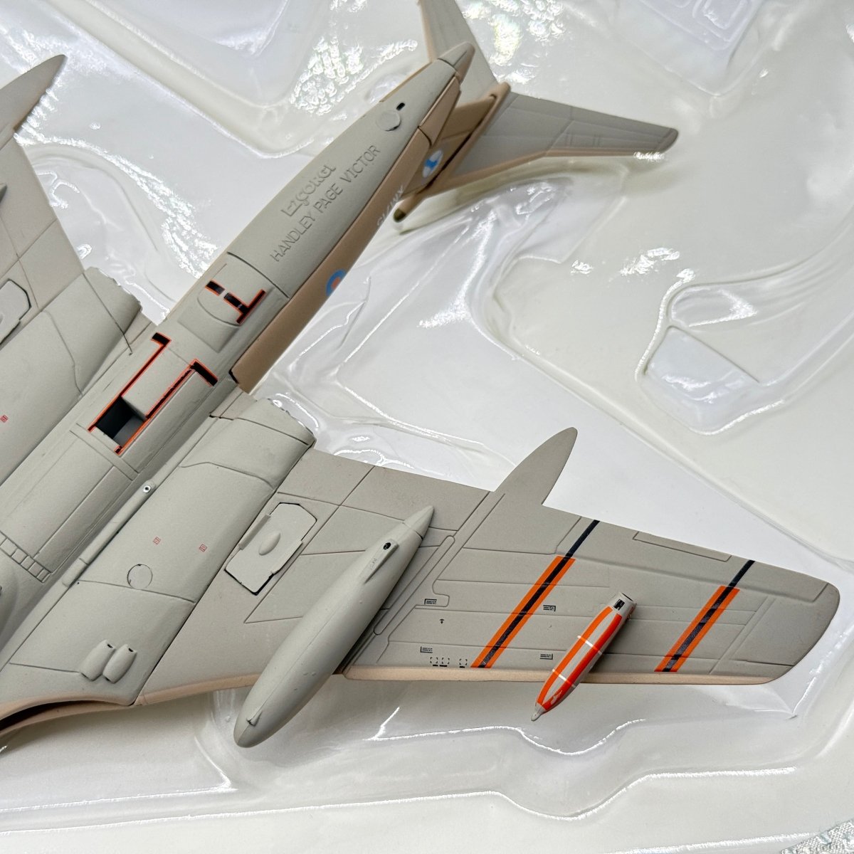 Corgi 48701 1:144 Handley Page Victor K.2 RAF No.55 Sqn XM715 Teasin' Tina Bahrain 1991 - Corgi