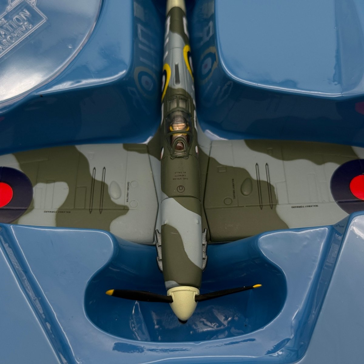 Corgi 49003 1:72 Supermarine Spitfire Mk IIA P8081 DU-R Garfield Weston IV 312 Sqn 1941 - Corgi