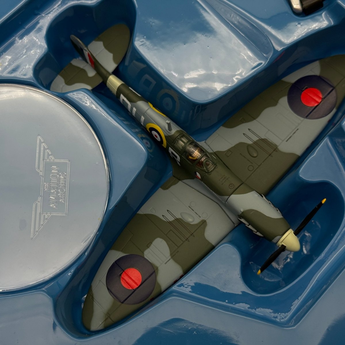 Corgi 49003 1:72 Supermarine Spitfire Mk IIA P8081 DU-R Garfield Weston IV 312 Sqn 1941 - Corgi