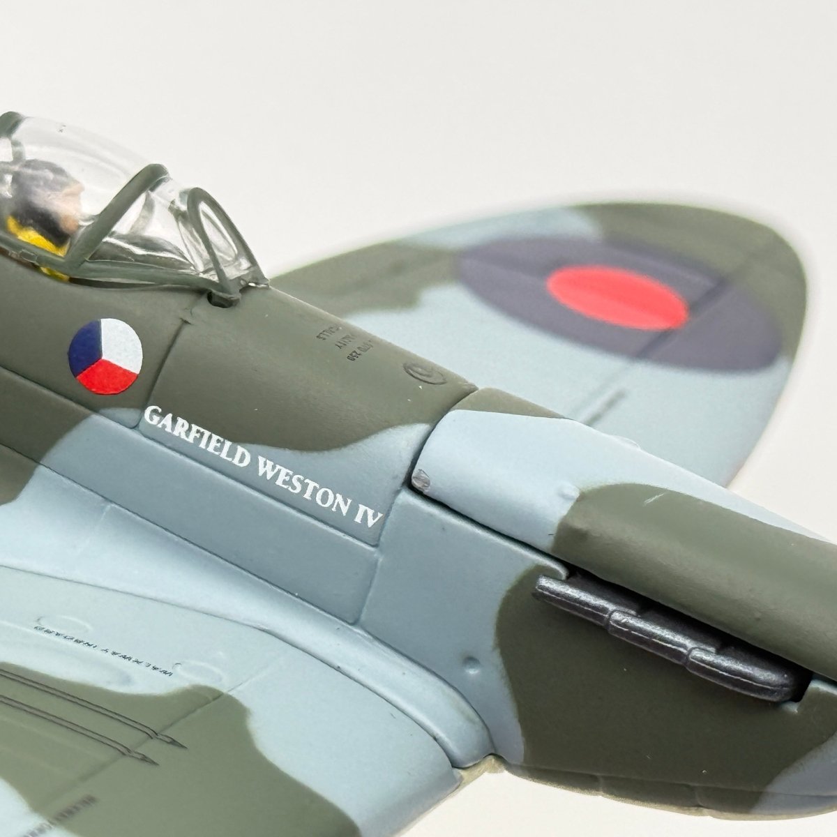 Corgi 49003 1:72 Supermarine Spitfire Mk IIA P8081 DU-R Garfield Weston IV 312 Sqn 1941 - Corgi