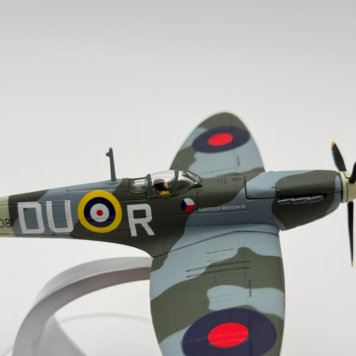 Corgi 49003 1:72 Supermarine Spitfire Mk IIA P8081 DU-R Garfield Weston IV 312 Sqn 1941 - Corgi