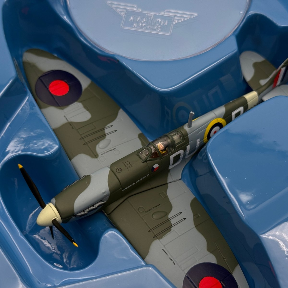 Corgi 49003 1:72 Supermarine Spitfire Mk IIA P8081 DU-R Garfield Weston IV 312 Sqn 1941 - Corgi