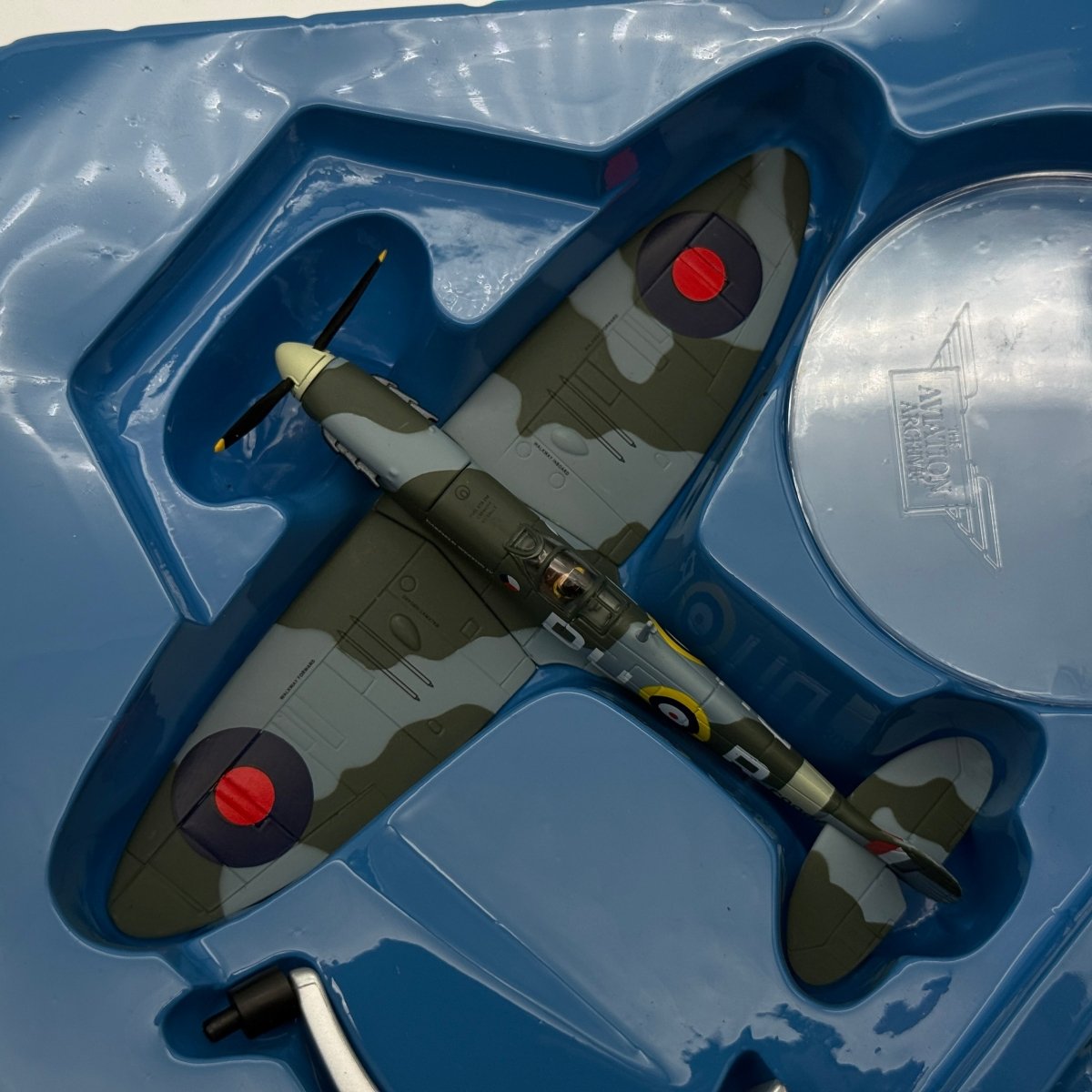 Corgi 49003 1:72 Supermarine Spitfire Mk IIA P8081 DU-R Garfield Weston IV 312 Sqn 1941 - Corgi