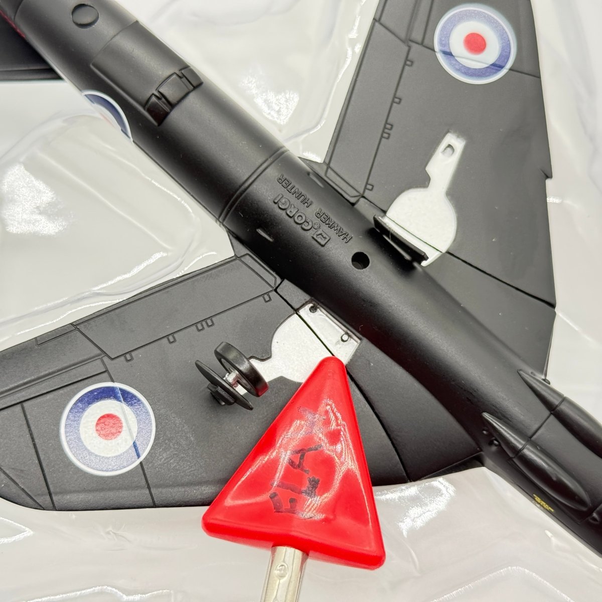 Corgi 49802 1:72 Hawker Hunter F.Mk 6 XF506 RAF No.111 Sqn Black Arrows *ISSUES* - Corgi
