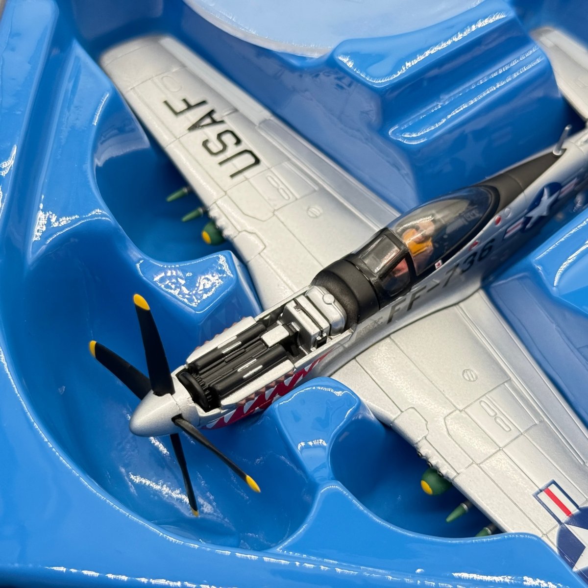 Corgi AA32209 1:72 North American F-51D Mustang USAF 18th FBG 12th FBS James Glessner Korea 1950 - Corgi