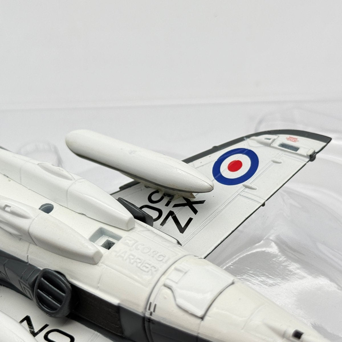 Corgi AA32402 1:72 Sea Harrier FRS.1 XZ450 800 NAS Falklands 1982 *ISSUES* - Corgi