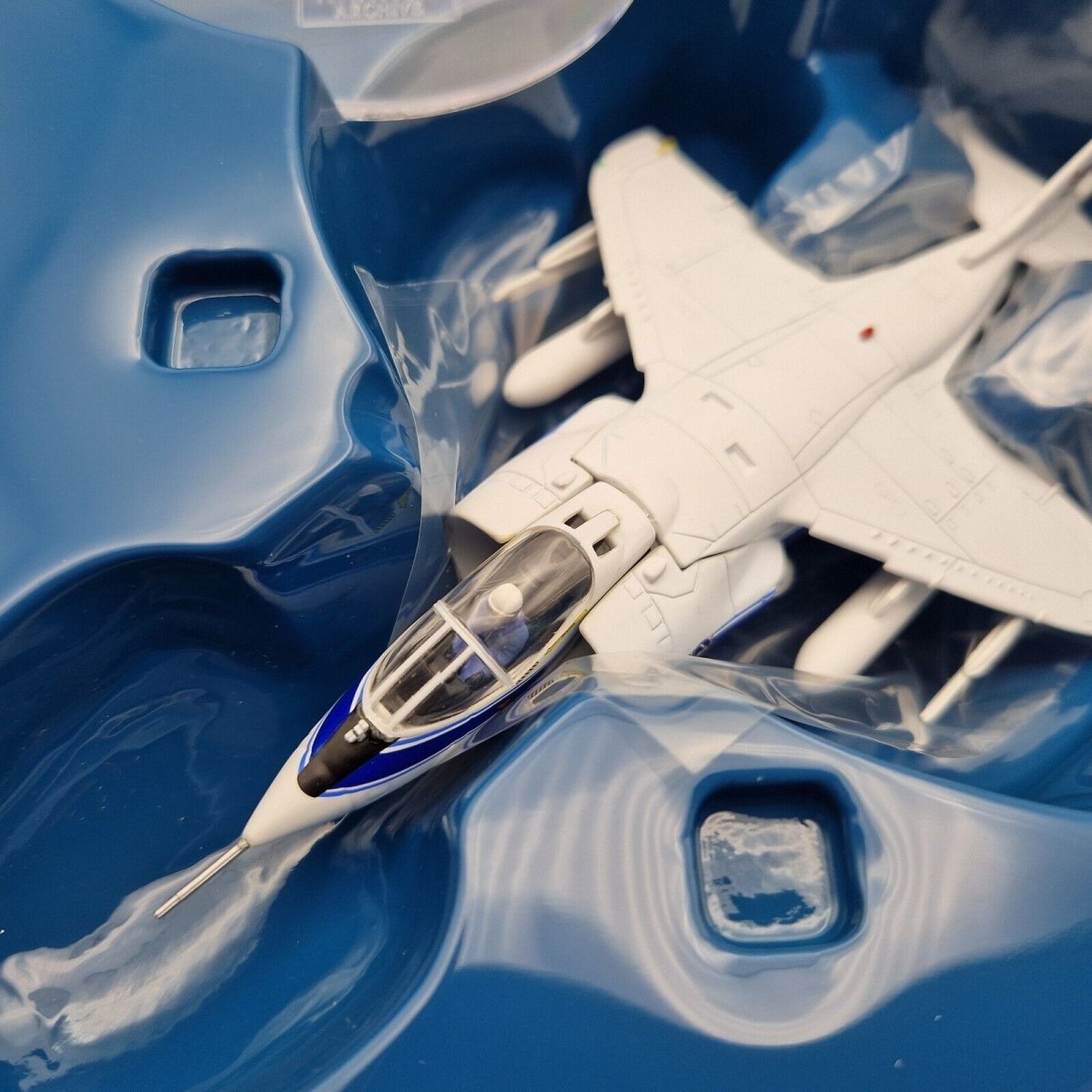 Corgi Aviation Archive 1:72 Hawker Siddeley AV - 8C Harrier, NASA Ames Research Centre, USA AA32408 - Corgi