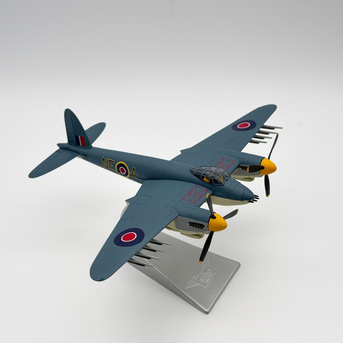 Corgi AA32818 1:72 de Havilland Mosquito FB.Mk VI RAF No.143 Sqn Banff 1945 - Corgi
