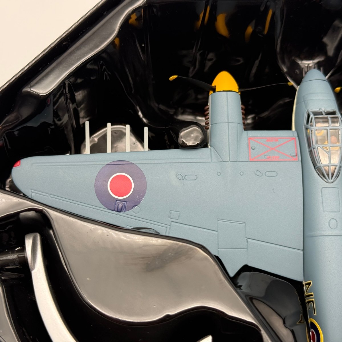 Corgi AA32818 1:72 de Havilland Mosquito FB.Mk VI RAF No.143 Sqn Banff 1945 - Corgi