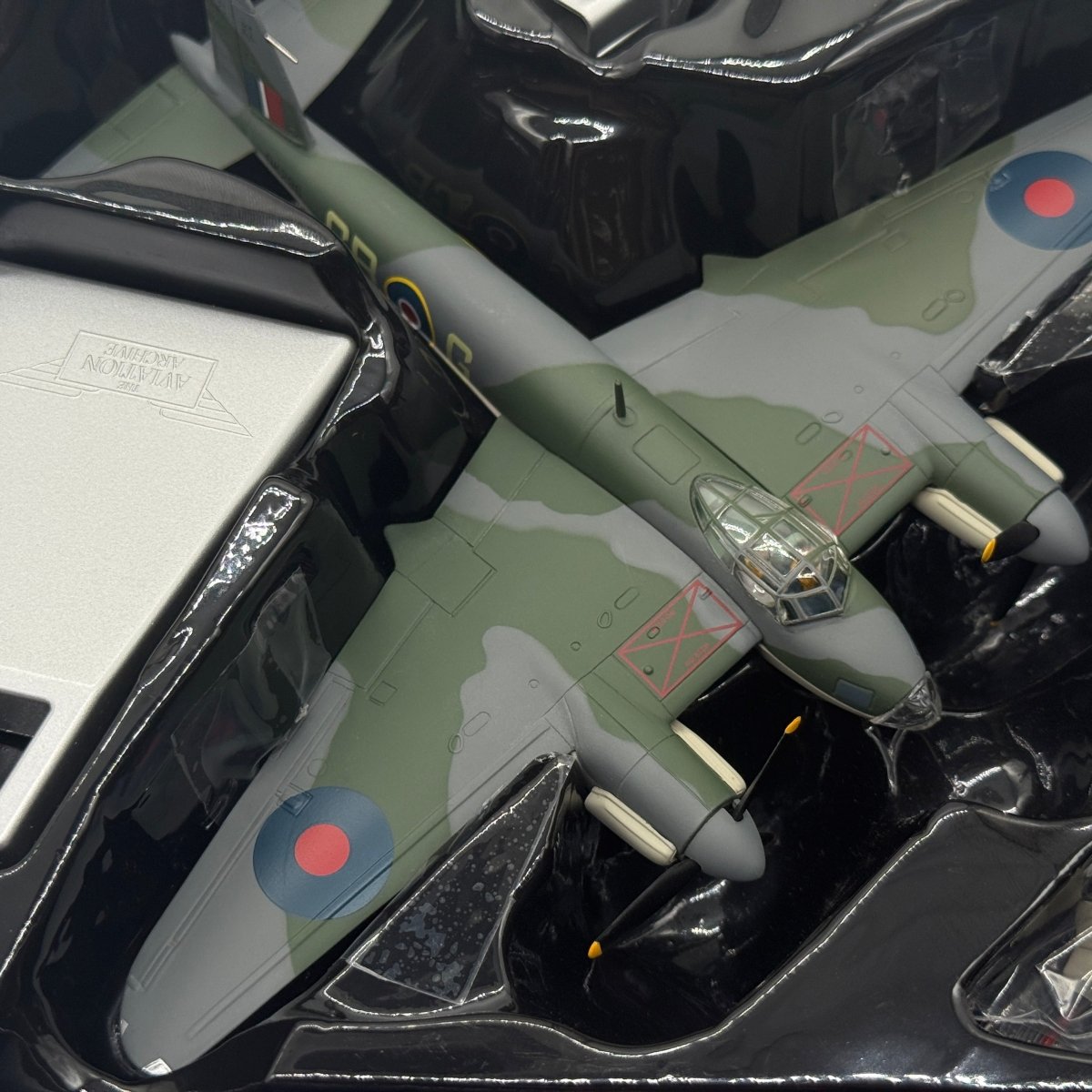 Corgi AA32820 1:72 de Havilland Mosquito B.Mk IV RAF No.105 Sqn DK296 George Parry - Corgi