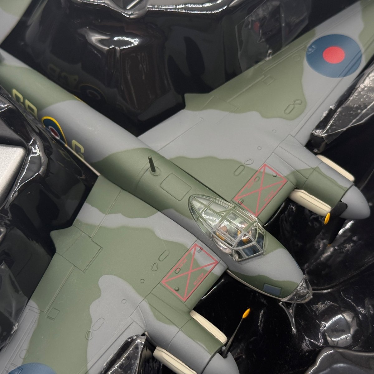 Corgi AA32820 1:72 de Havilland Mosquito B.Mk IV RAF No.105 Sqn DK296 George Parry - Corgi