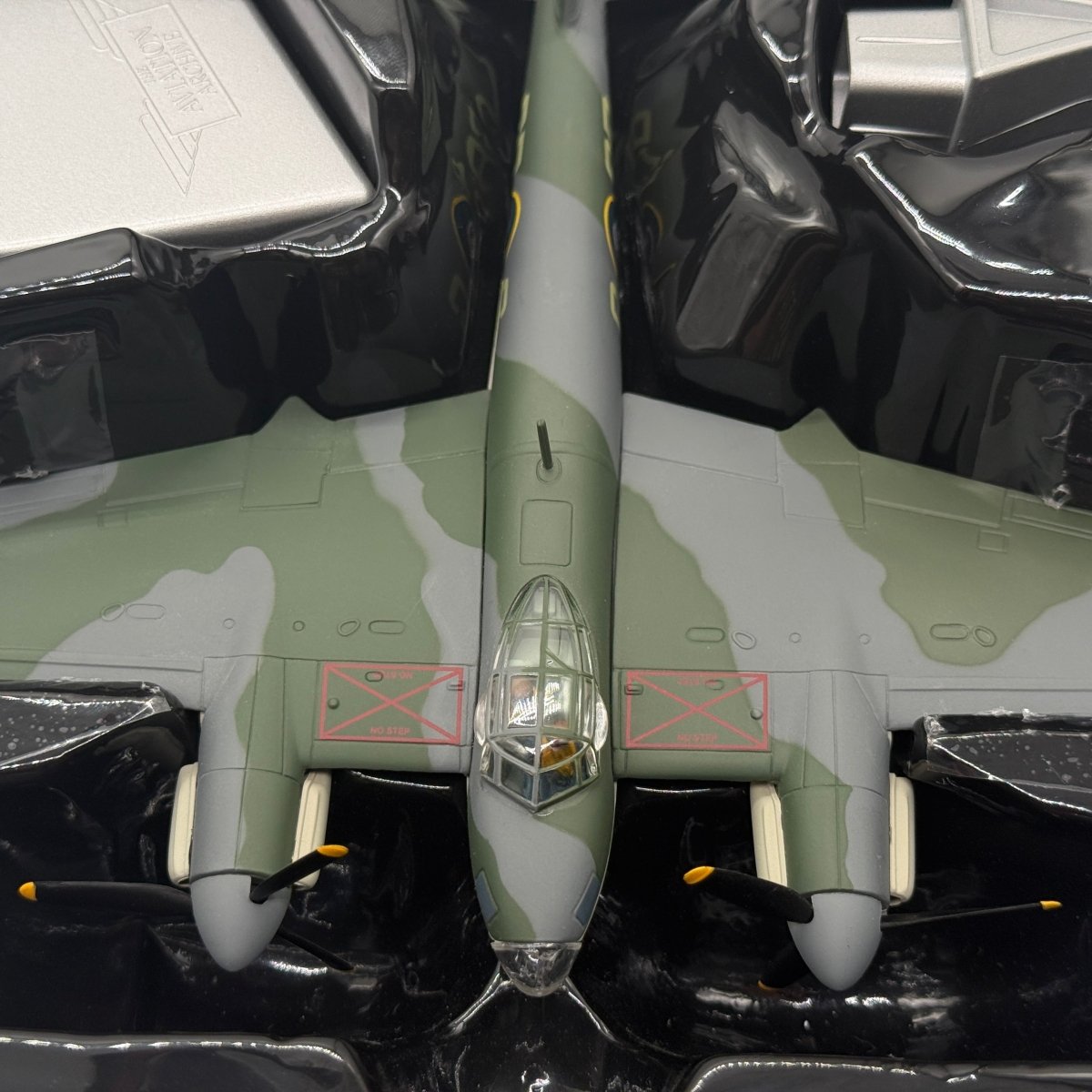 Corgi AA32820 1:72 de Havilland Mosquito B.Mk IV RAF No.105 Sqn DK296 George Parry - Corgi
