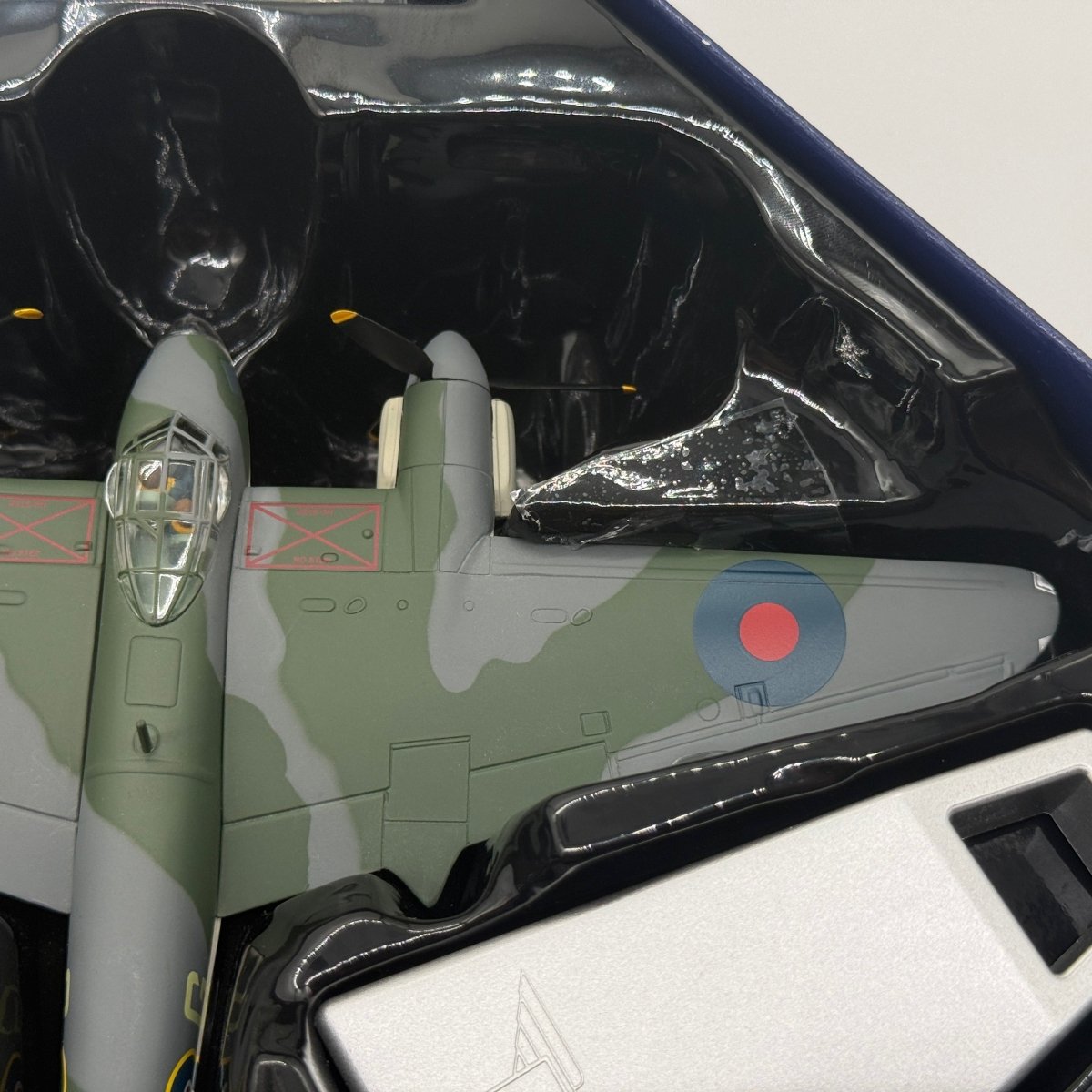 Corgi AA32820 1:72 de Havilland Mosquito B.Mk IV RAF No.105 Sqn DK296 George Parry - Corgi